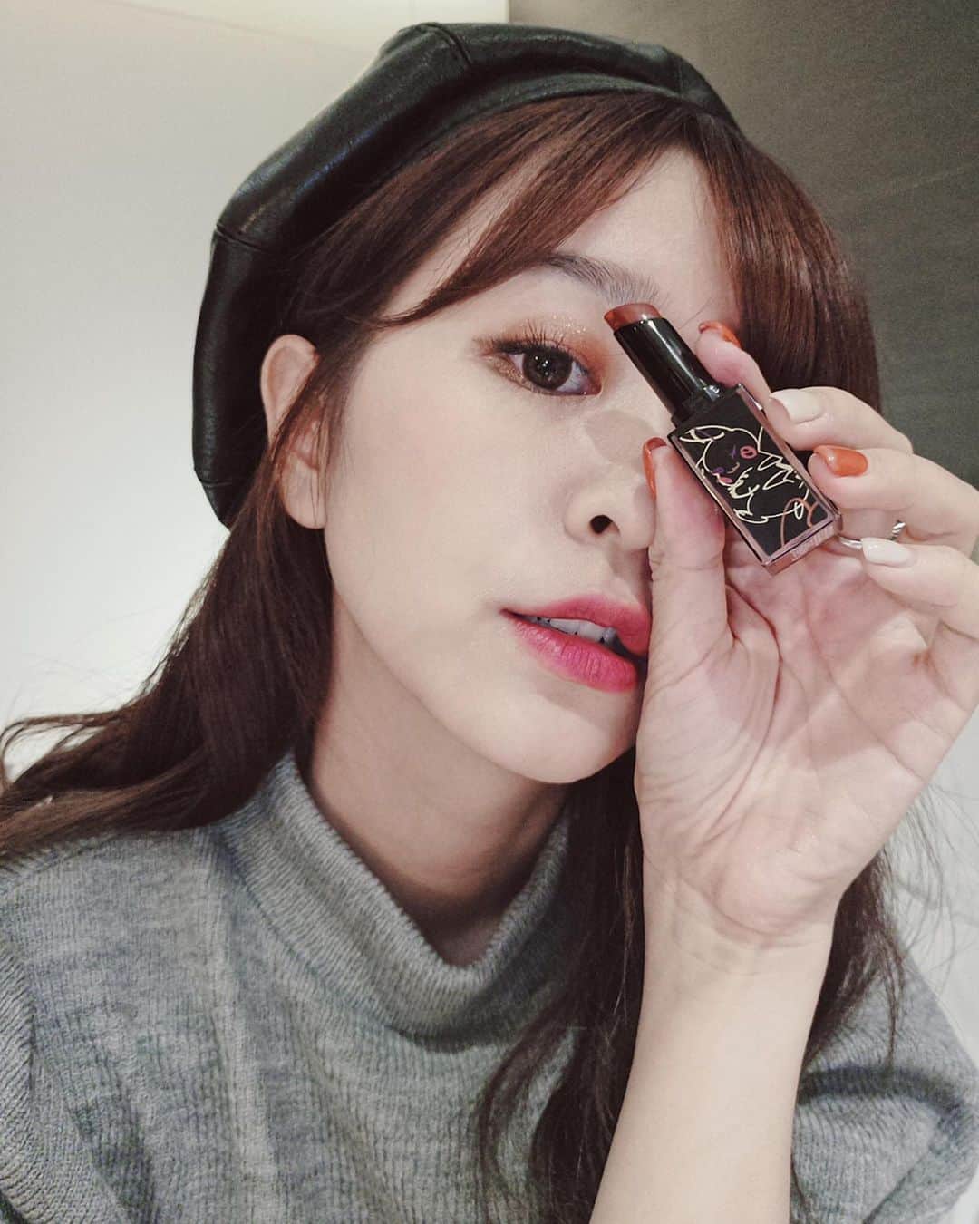 郭圈圈さんのインスタグラム写真 - (郭圈圈Instagram)「好久沒嘗試莓紅紫色調的唇膏 這天薄擦 覺得超美😍 之後出門有再擦厚一些 又是不同的美 有點厭世感？！ - 最後一張是男友的傑作😒 - #皮卡秀 💄 #植村秀唇膏： @shuuemuratw  色號：#Srimsonspin #莓紅自轉 . . . . .  #lea_isarel#leainherzliya#publicaisrotel#isarel#以色列#以色列🇮🇱 #lea_outfit#ootd」11月11日 23時58分 - helloiamlea