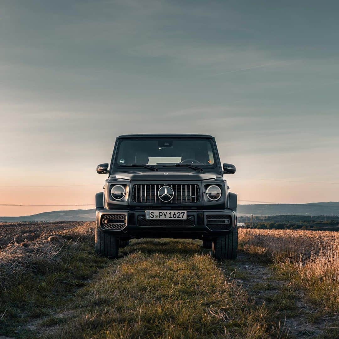 メルセデス・ベンツさんのインスタグラム写真 - (メルセデス・ベンツInstagram)「You can actually buy good taste! Get the original @mercedesamg sunglasses essentials and enjoy the evening sun. 😎🛍 Click on the shopping tag to get yours! 📷 @stefanwall & @driving_blog for #MBsocialcar #MercedesAMG #sunglasses #GClass #strongerthantime」11月12日 0時04分 - mercedesbenz