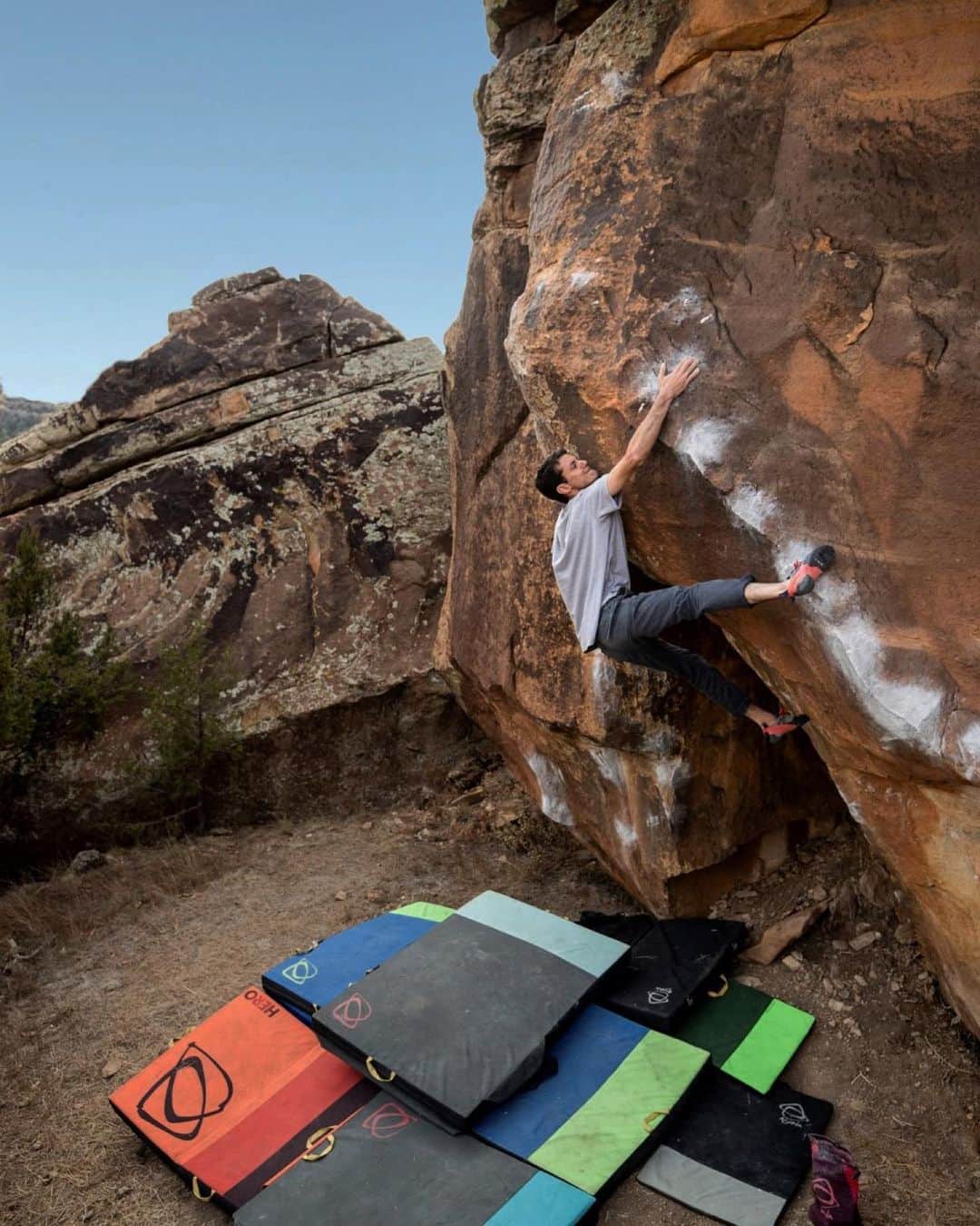 ポール・ロビンソンのインスタグラム：「I’m not great at compression, so I am taking this one as a big win! Psyched to make an ascent of “Rain Dance,” V13 in Roy. Great climbing to a chossy and slightly sketchy highball finish. Roy is so damn good! #bouldering photo: @lizzy.ellison and a great spot for the top section.」