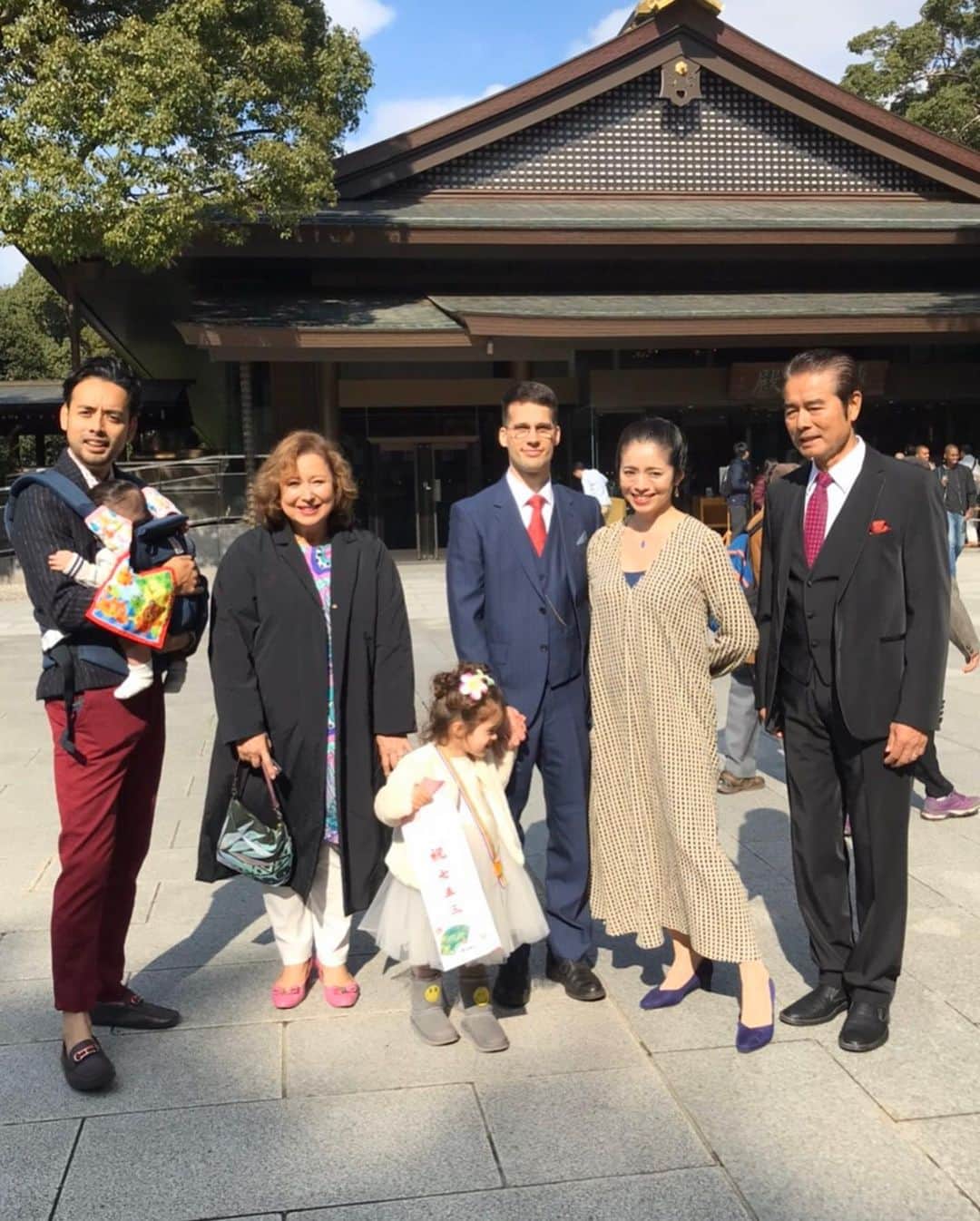 キャシー中島さんのインスタグラム写真 - (キャシー中島Instagram)「* 明治神宮に来ました。 朝は雨が降っていたのにいいお天気になりました。 お詣りをして、#七五三 の絵馬(葉っぱの形になっています。)に願い事を書いて飾りました。  結局は2歳の誕生日に来た白いドレスを着たハルコです。 パークタワーホテルの写真館で記念撮影！ ハルコのための1日でした。 七五三おめでとうハルコ🎉🎊👏」11月12日 0時05分 - official_kathynakajima