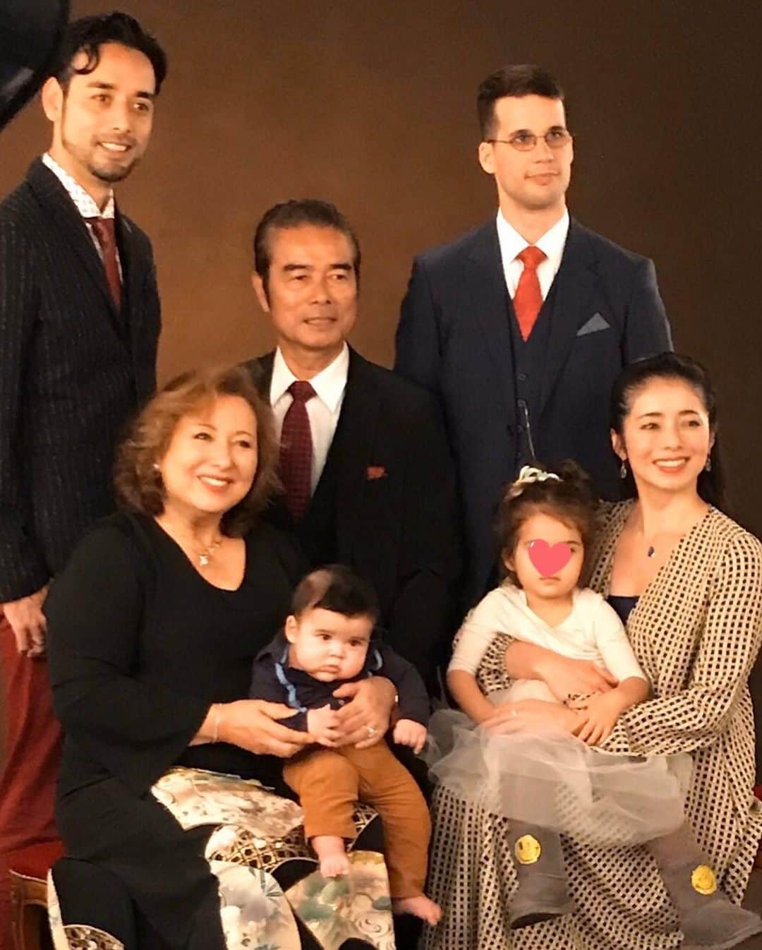 キャシー中島さんのインスタグラム写真 - (キャシー中島Instagram)「* 明治神宮に来ました。 朝は雨が降っていたのにいいお天気になりました。 お詣りをして、#七五三 の絵馬(葉っぱの形になっています。)に願い事を書いて飾りました。  結局は2歳の誕生日に来た白いドレスを着たハルコです。 パークタワーホテルの写真館で記念撮影！ ハルコのための1日でした。 七五三おめでとうハルコ🎉🎊👏」11月12日 0時05分 - official_kathynakajima