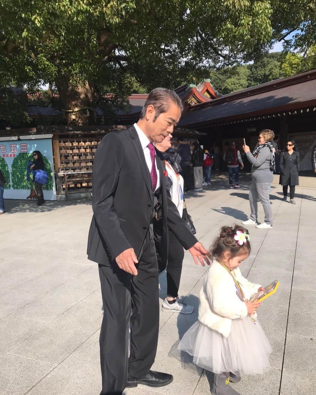 キャシー中島さんのインスタグラム写真 - (キャシー中島Instagram)「* 明治神宮に来ました。 朝は雨が降っていたのにいいお天気になりました。 お詣りをして、#七五三 の絵馬(葉っぱの形になっています。)に願い事を書いて飾りました。  結局は2歳の誕生日に来た白いドレスを着たハルコです。 パークタワーホテルの写真館で記念撮影！ ハルコのための1日でした。 七五三おめでとうハルコ🎉🎊👏」11月12日 0時05分 - official_kathynakajima
