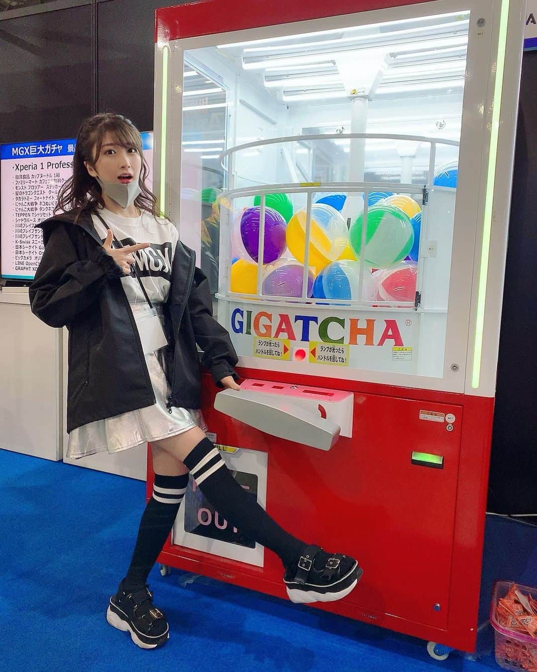 石田晴香のインスタグラム：「会場にあったでっかいガチャ！ Xperia当てたかったなーーー🤩  #mgx2019 #eqリーグ #巨大ガチャ」