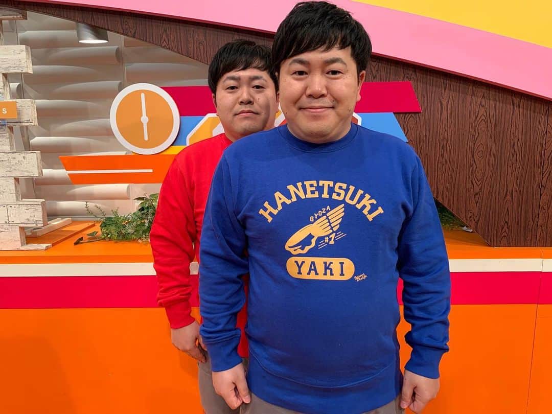 たくやさんのインスタグラム写真 - (たくやInstagram)「今日も #とちぎテレビ #イブ６プラス  生放送ありがとうございましたー！！ なんと、みなさんから誕生日プレゼントで僕らが着ている、この羽付き焼き餃子トレーナーいただきました🥟  かわいいトレーナー！！サイコー  赤と青なので、3Dメガネ的なギャグをする時に使わせていただきたいと思います  #永井塁  #元田芳 アナ  #高橋映 アナ  #中矢邦子 アナ  #田代大輔 さん」11月12日 0時13分 - takuya_the_touch