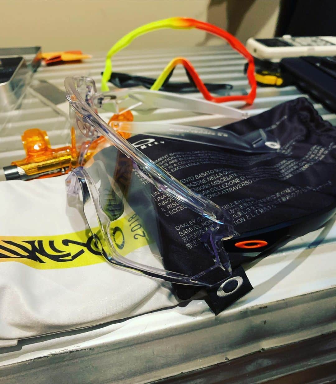 竹内択さんのインスタグラム写真 - (竹内択Instagram)「Repair or custom? #ハズキルーペ　じゃないので、お尻で踏んだら折れてしまいショック。。😂　でもなんとかパーツ組み合わせて・・レンズも変えられてカッコ良くなった✨ #oakley #windjacket2 #samuelross #oakleybysamuelross #オークリー#ウィンドジャケット#customsunglasses #カスタム#teamtaku #tt #skijumping #チームtaku #チームタク #スキージャンプ #takutakeuchi #竹内択」11月12日 0時15分 - taqtakeuchi