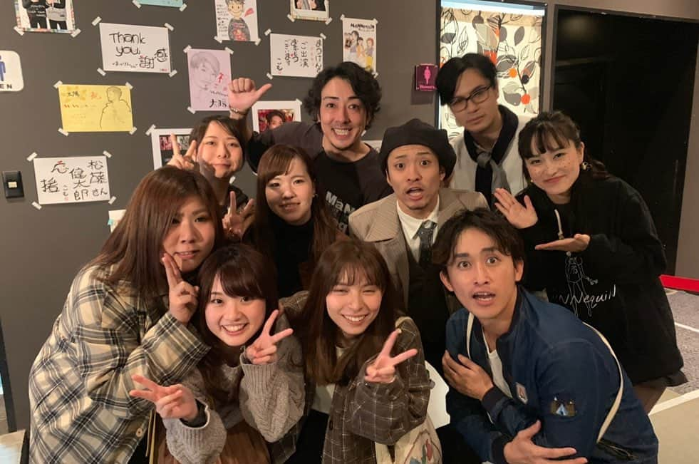 北村圭吾さんのインスタグラム写真 - (北村圭吾Instagram)「‪#くらっぴぐ #マネキン‬ ‪大阪再演公演、無事に終演。‬ ‪今回も最強の布陣で臨み‬ ‪全公演完売の中舞台に立てた事、‬ ‪そして 沢山のお客様の期待、 笑い声、 すすり泣く声、 笑顔‬ ‪こんなにも人に何かを与える事が出来る作品で主役を再演でも全う出来た事に感謝です。‬ 初演よりも確実にパワーアップしてるし、台本も色々と進化してましたね。笑  初演よりも、 ホンマにハードでした。笑  でも、マジで楽しかったなぁ～ もう皆に会いたい もっと芝居したい もっとコントしたい もっと上手くボケたい もっと上手くツッコミたい  第二の故郷 大阪だからこそ 共演者や先輩、仲間達が 劇場には足を運んでくれました。  めっちゃテンション上がったし、パワーめっちゃ貰いました✨  大阪ってホンマに大好き!!! 楽しく人生を生きていれば 必ずまた会えます!!! ‪必ずまた会いましょうね♪ ‬ ‪ユウタへ 本当にありがとう。‬ 貴方とまた寄り添えた事 ユウタの気持ちを初演より少しでも汲んであげられたかな、、、 将来は絶対に素敵なデザイナーになってるんだろうな～ ユウタ、 リサを幸せにするんだよ。 2人ならどんな事でも乗り越えられると思う。  そして、いつかは神仏をも凌駕して 奇跡的にでもミカンちゃんを思い出せたら良いね。  マネキン、本当にありがとうございました。」11月12日 0時15分 - kitamura_keigo