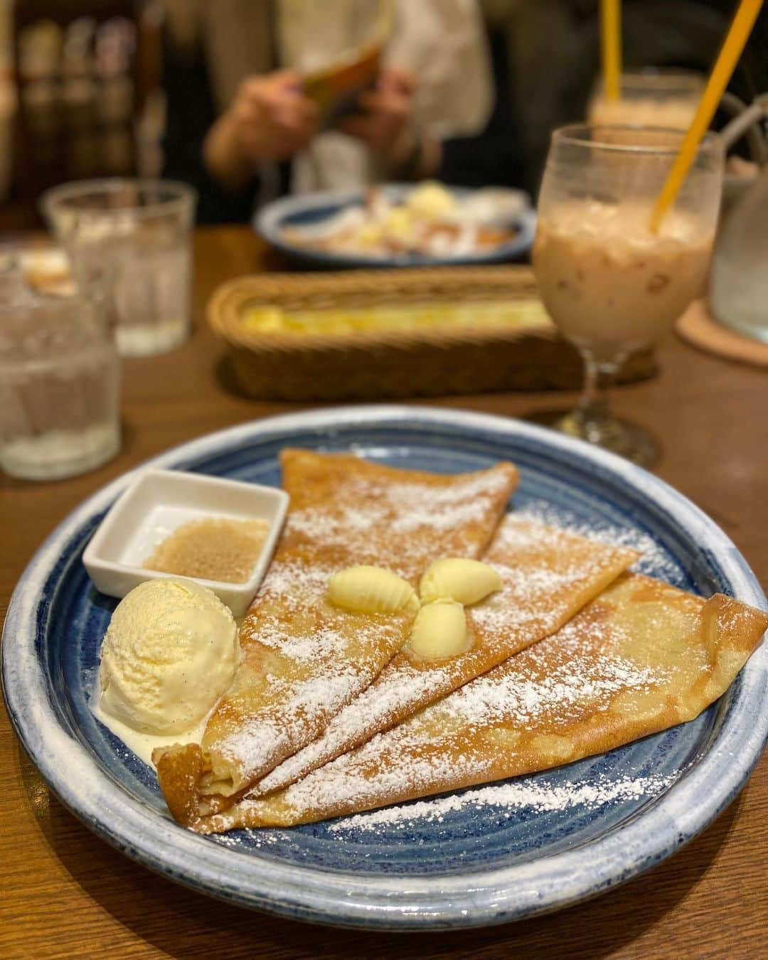 雛月乙葉さんのインスタグラム写真 - (雛月乙葉Instagram)「・ 楽しみにしていた雪組の全国ツアーを観劇しました✨ ⠀ ⠀ お芝居ではヴィットリオ様はじめ色んな箇所でときめきを頂戴し、りーしゃの久し振りにみる若々しい役に新鮮さを感じ、ショーでは大阪のアドリブも含め最初から最後まで多岐にわたるシーンをめいいっぱい楽しみました❤️⠀ ⠀  ひとことひらめちゃんがこれで最後かぁと思うとなんとも寂しかったですが、花組にいっても応援したいと思います😊 ⠀ ⠀ #雪組#全国ツアー#はばたけ黄金の翼よ#ミュージックレボリューション#ショーは観ているだけで楽しくて汗をかく#ゆかこさん#香音有希さん#ぷーさん#朝風れいさん#現役からとってもお世話になっている先輩２人」11月12日 0時17分 - h.ayano.m