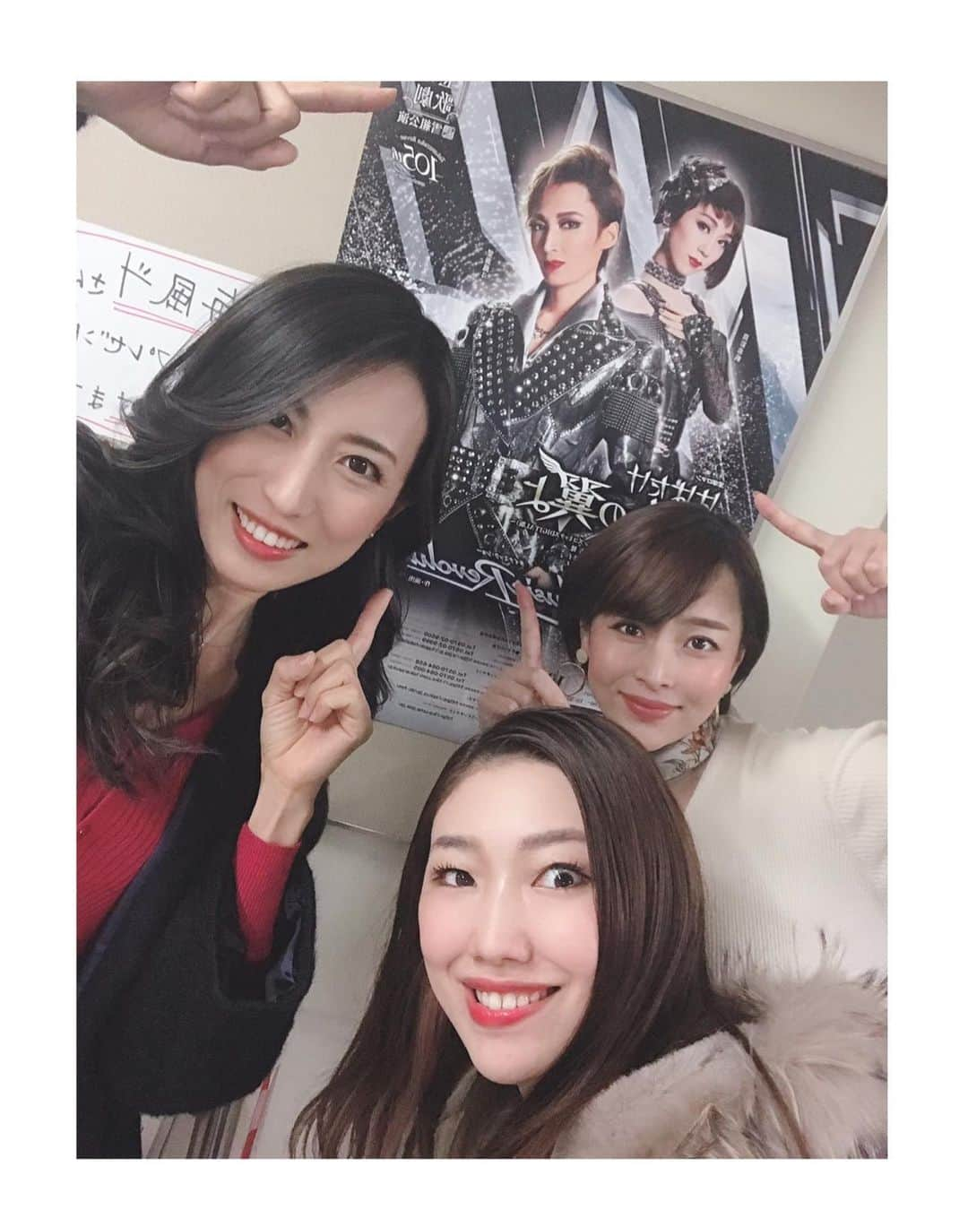 雛月乙葉さんのインスタグラム写真 - (雛月乙葉Instagram)「・ 楽しみにしていた雪組の全国ツアーを観劇しました✨ ⠀ ⠀ お芝居ではヴィットリオ様はじめ色んな箇所でときめきを頂戴し、りーしゃの久し振りにみる若々しい役に新鮮さを感じ、ショーでは大阪のアドリブも含め最初から最後まで多岐にわたるシーンをめいいっぱい楽しみました❤️⠀ ⠀  ひとことひらめちゃんがこれで最後かぁと思うとなんとも寂しかったですが、花組にいっても応援したいと思います😊 ⠀ ⠀ #雪組#全国ツアー#はばたけ黄金の翼よ#ミュージックレボリューション#ショーは観ているだけで楽しくて汗をかく#ゆかこさん#香音有希さん#ぷーさん#朝風れいさん#現役からとってもお世話になっている先輩２人」11月12日 0時17分 - h.ayano.m