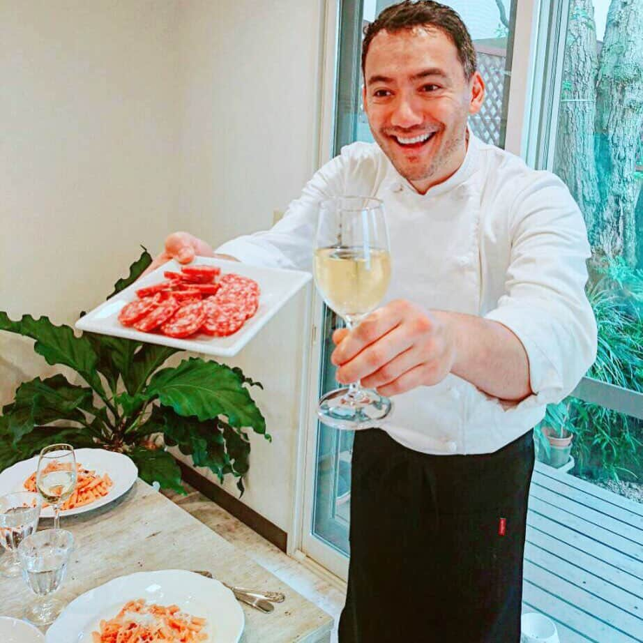 ベリッシモ・フランチェスコさんのインスタグラム写真 - (ベリッシモ・フランチェスコInstagram)「Good afternoon my friends!❤️ Aperitivo time for all of you!🍷A delicious “Salame Cacciatore DOP” with a good glass of Italian wine!! 😋Very simple recipe... just cut the “Salame Cacciatore DOP”, enjoy!😂 奥さ〜ん！イタリアのサラーメカッチャトーレDOPはいかがですか？ @arigateujp @100per100italian @consorziocacciatoreitaliano #salamecacciatore #salamecacciatoreitalianodop #サラーメカッチャトーレdop #arigateujp #aperitivo #enjoy #madeinitaly #salame #easycooking #italianwine #iloveitalianfood #chefbellissimo #celebritychef #ベリッシモ #料理研究家 #francescobellissimo #chef #tvchef #masterchef #世界くらべてみたら #イタリア #料理教室 #イタリア料理 #イタリア料理人 #イケメン料理人 #イタリア人 #vip #luxurylifestyle」11月12日 0時17分 - bellissimoyoshi