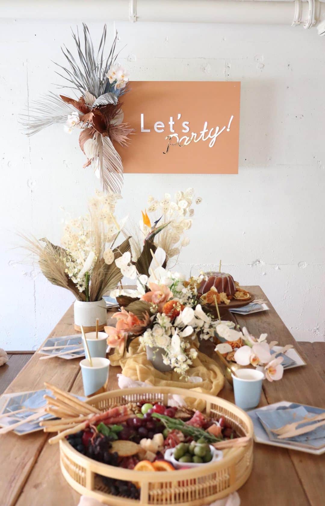 のインスタグラム：「2019/08/05﻿ TOKYO FLAMINGO x THE PARTY SHOP Presents:﻿ Afternoon Tea Party + Talk Event﻿ ——————————————﻿ ▷Styling:  @the.party.shop & @rohicocco ( @tokyo.flamingo)﻿ ▷Flower : @kretatokyo﻿ ▷Wall sign: @joie_de_design_wedding﻿ ▷Sweets : @dolce_ateliery﻿ ▷Food styling: @keiko_20﻿ ▷Styling assistants: @yu_lily_spica & @instaaaaaya﻿ ▷Location: @shilokane_lounge」
