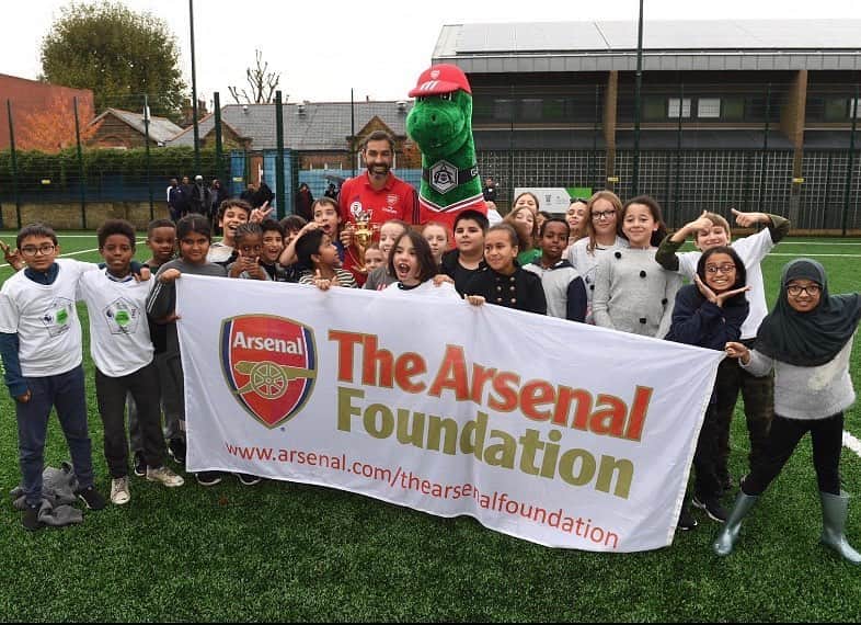 ロベール・ピレスのインスタグラム：「It was a pleasure to visit Fleet Primary School and help officially open their new floodlit 3G pitch with @arsenal_foundation! #WeAreTheArsenal 🔴」