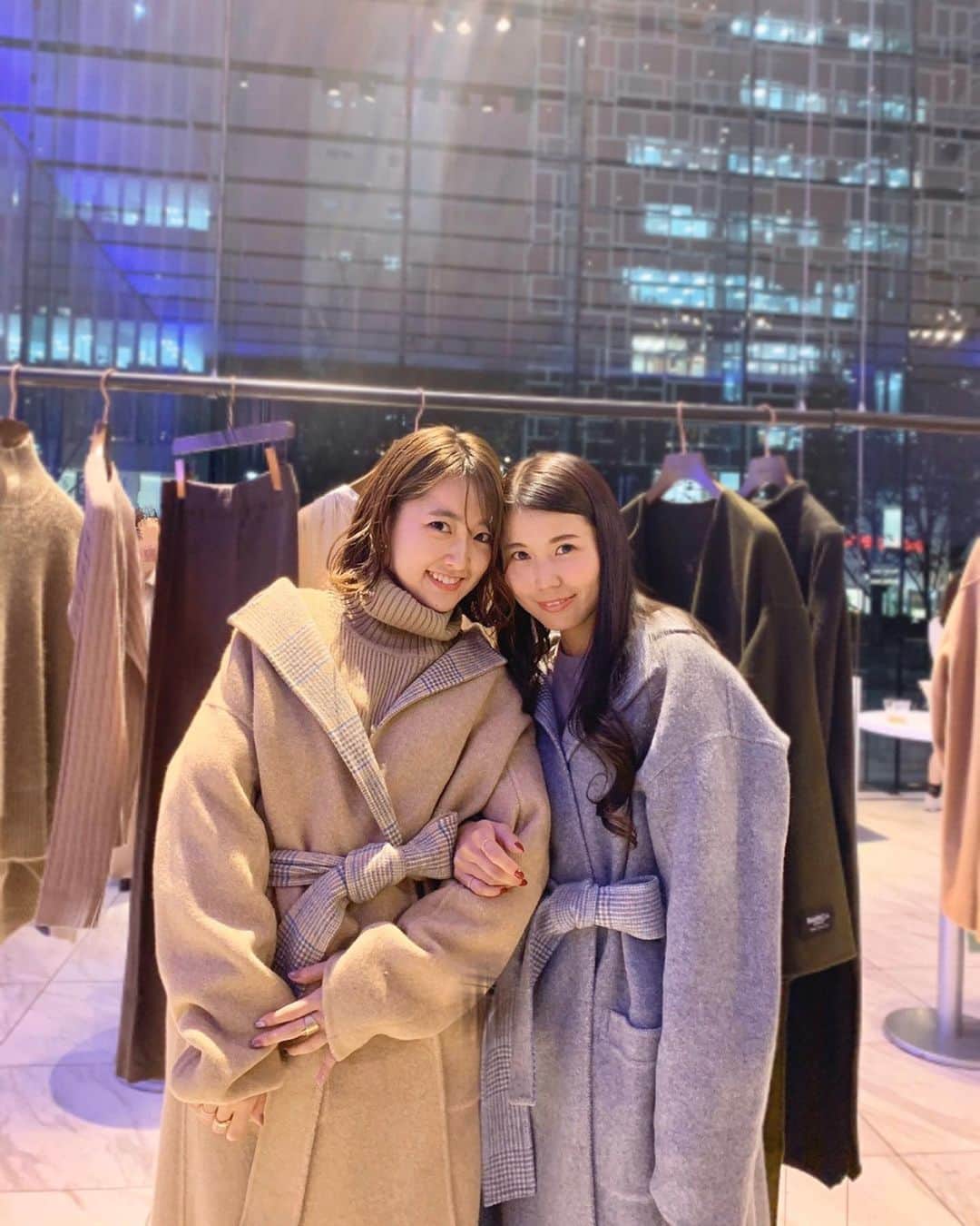 のインスタグラム：「きょうこと展示会で試着した、 @aquagirl_official のリバーシブル ガウンコート。🧥🧥 . これおすすめ◎ . やっぱり春カラーのものと、 薄手のコートも惹かれたかな✔️ . . #ワールドナイト#展示会巡り #展示会レポ#リバーシブルコート #おそろコーデ👭#ふたごコーデ👭」