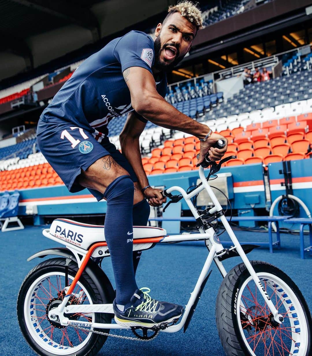 パリ・サンジェルマンFCさんのインスタグラム写真 - (パリ・サンジェルマンFCInstagram)「🚲 Ride with style ⚡️ . 😄 @marco_verratti92 😏 @marquinhosm5 😎 @mr.choupo 😛 @colin_dagba . Limited edition - Paris Saint-Germain x @super73 Electric Motorbike! . 📷 @julienscussel . 🔴🔵 #ICICESTPARIS #AllezParis #PSG #ParisSaintGermain #Paris #Football #Verratti #Marquinhos #ChoupoMoting #Dagba #Bike #ElectricBike」11月12日 0時33分 - psg