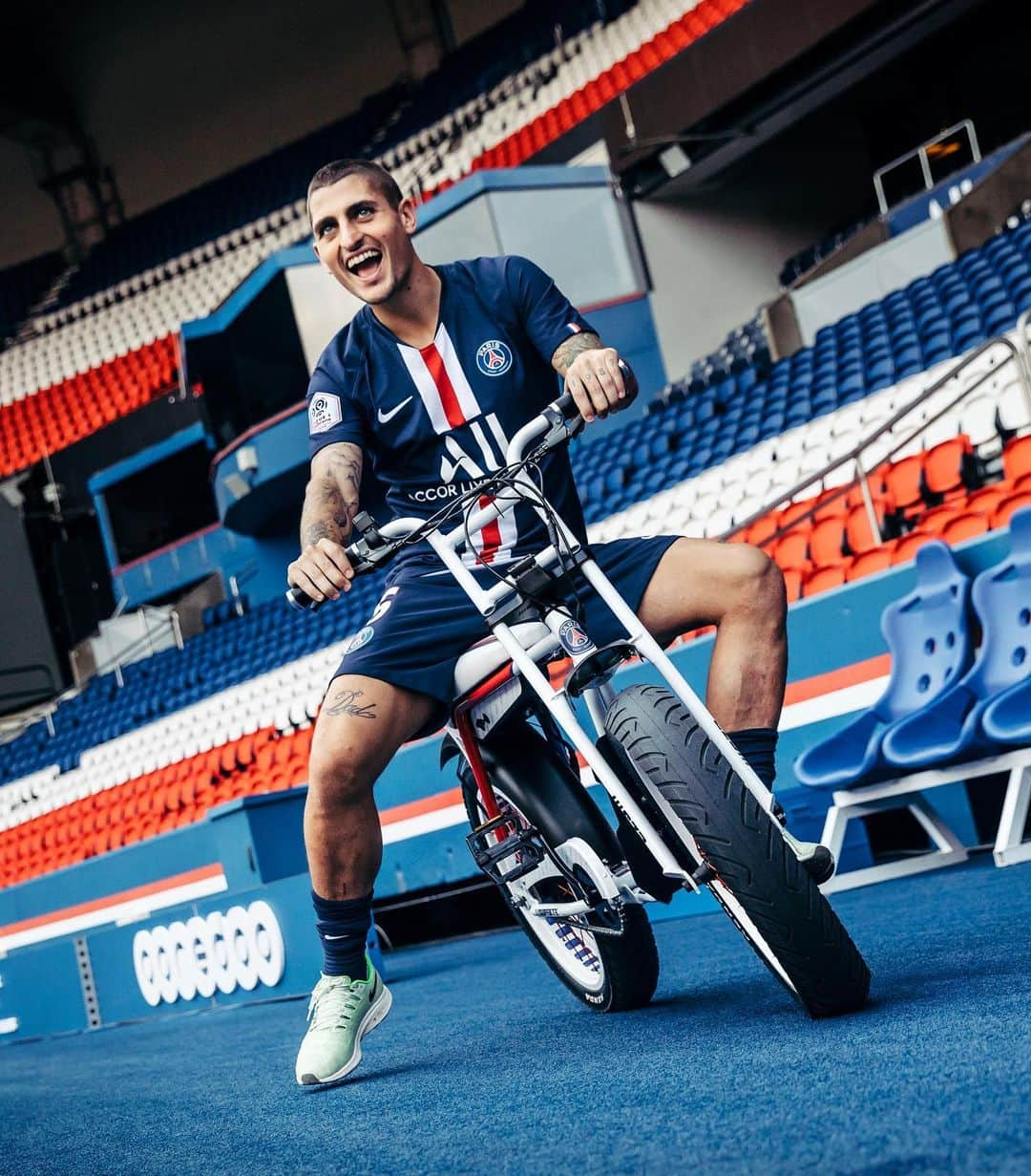 パリ・サンジェルマンFCさんのインスタグラム写真 - (パリ・サンジェルマンFCInstagram)「🚲 Ride with style ⚡️ . 😄 @marco_verratti92 😏 @marquinhosm5 😎 @mr.choupo 😛 @colin_dagba . Limited edition - Paris Saint-Germain x @super73 Electric Motorbike! . 📷 @julienscussel . 🔴🔵 #ICICESTPARIS #AllezParis #PSG #ParisSaintGermain #Paris #Football #Verratti #Marquinhos #ChoupoMoting #Dagba #Bike #ElectricBike」11月12日 0時33分 - psg