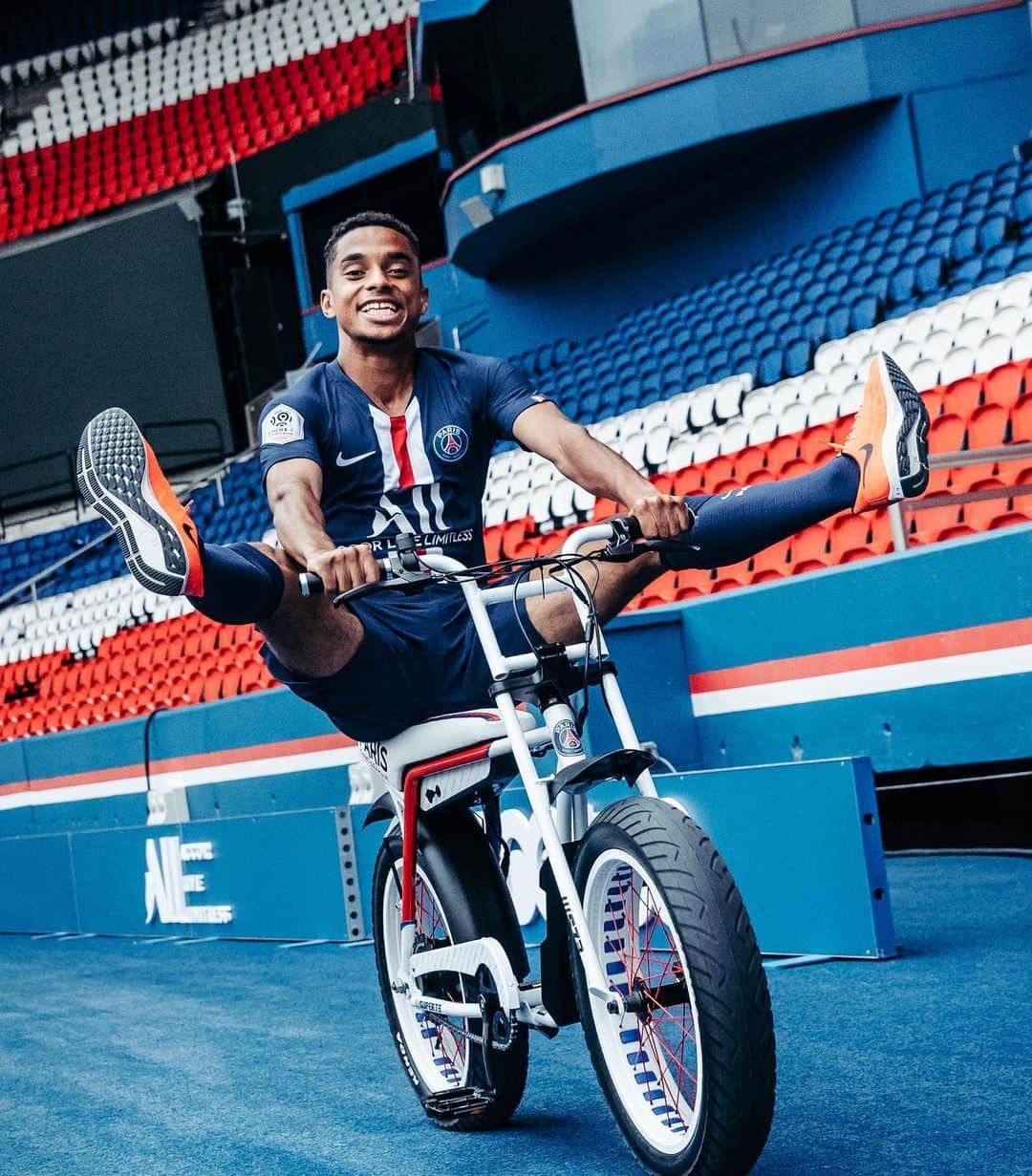 パリ・サンジェルマンFCさんのインスタグラム写真 - (パリ・サンジェルマンFCInstagram)「🚲 Ride with style ⚡️ . 😄 @marco_verratti92 😏 @marquinhosm5 😎 @mr.choupo 😛 @colin_dagba . Limited edition - Paris Saint-Germain x @super73 Electric Motorbike! . 📷 @julienscussel . 🔴🔵 #ICICESTPARIS #AllezParis #PSG #ParisSaintGermain #Paris #Football #Verratti #Marquinhos #ChoupoMoting #Dagba #Bike #ElectricBike」11月12日 0時33分 - psg