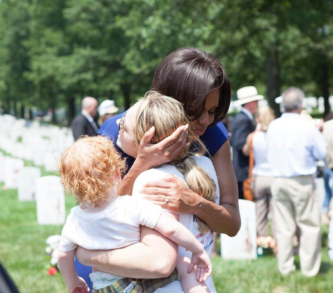 ミシェル・オバマさんのインスタグラム写真 - (ミシェル・オバマInstagram)「Whenever I'm looking for a source of strength and courage, I think about our veterans and their families—they inspire me every day. On #VeteransDay, let's make sure we all give a little something back to those who have given so much to our nation.」11月12日 0時33分 - michelleobama