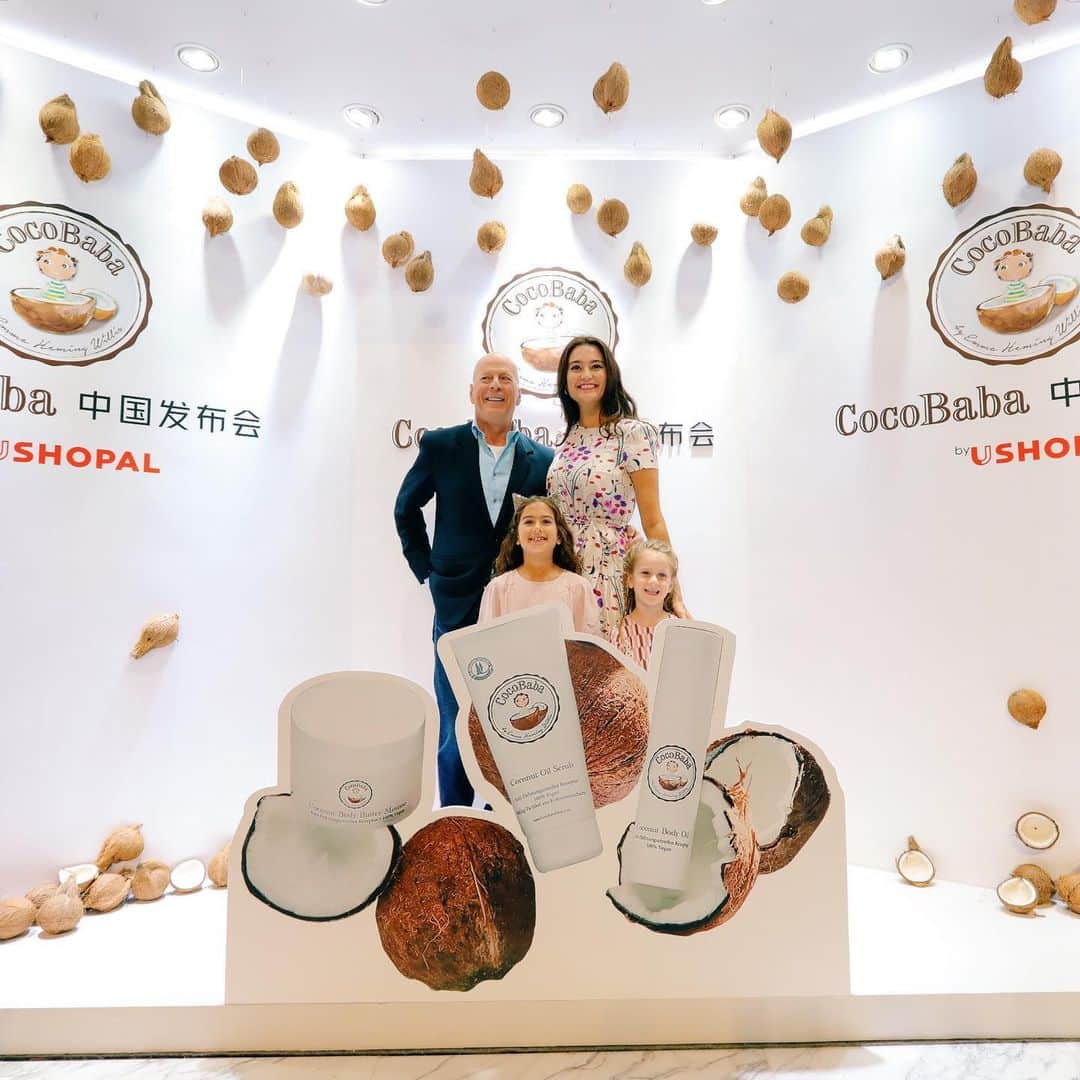 エマ・ヘミングのインスタグラム：「Brought the Baba’s with me to China 🇨🇳🥥 It was truly a thrill that they could be there with me to help launch @cocobabaofficial in Asia 💖 #familyfirst #cocobabamom」