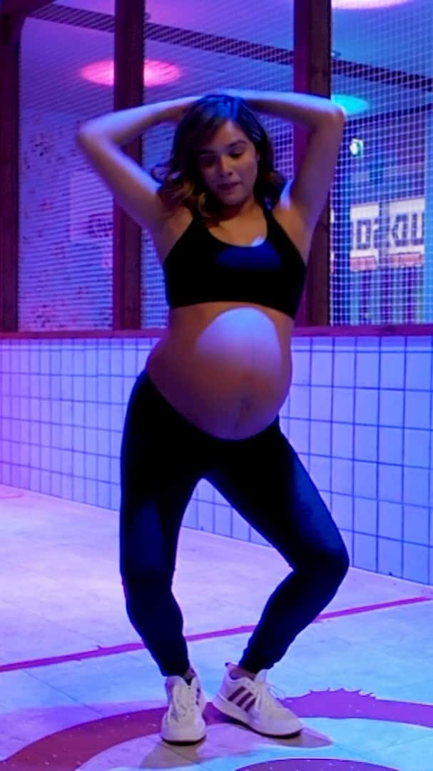チャチー・ゴンザレスのインスタグラム：「Thank you for a million views on my baby mama dance 🙈 I had so much fun with this and yes Princess Batman is safe and sound in there! Currently at #39WeeksPregnant and I feel like this is THE week 🙈 fingers crossed. Thank y’all for the support ❤️」