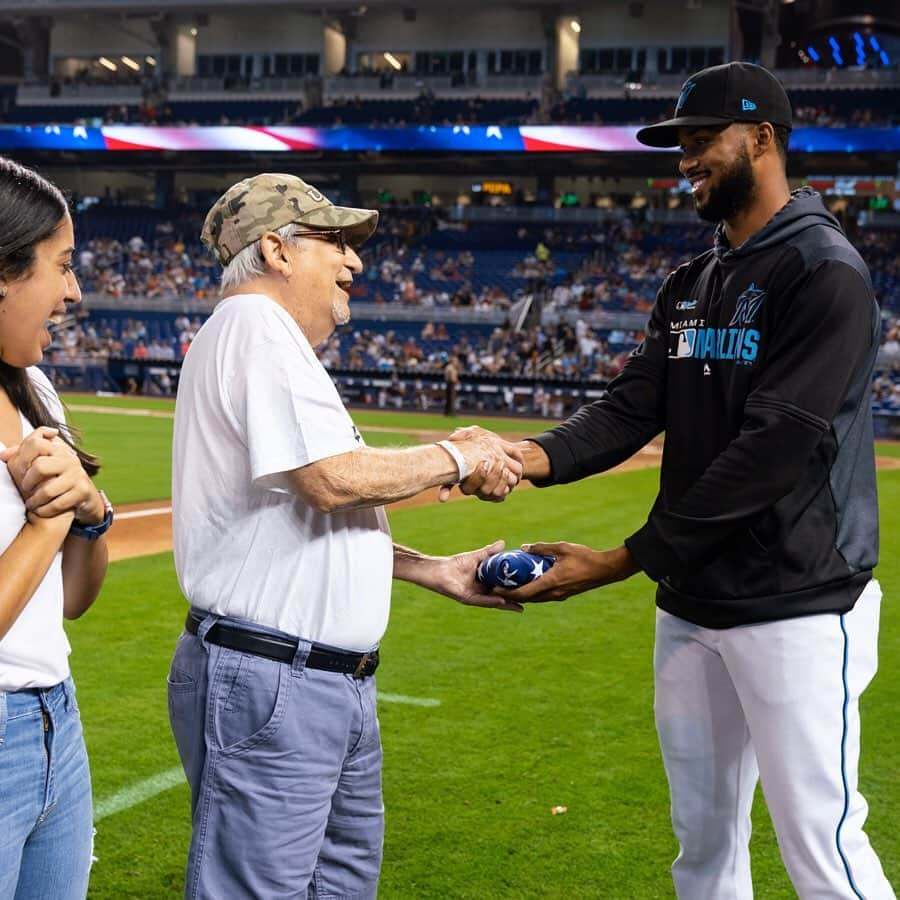 マイアミ・マーリンズさんのインスタグラム写真 - (マイアミ・マーリンズInstagram)「To all those who served, we honor you and thank you. #VeteransDay」11月12日 0時40分 - marlins