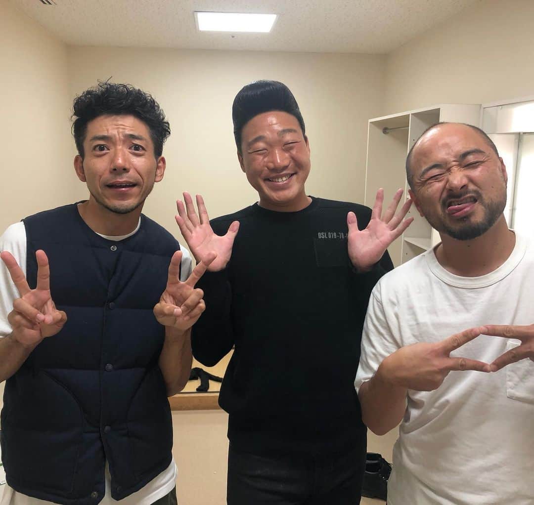 森慎太郎のインスタグラム：「隣の楽屋がみやぞんで、雑談しました。 みやぞんに会うとニヤニヤしちゃうんだよなー #みやぞん」