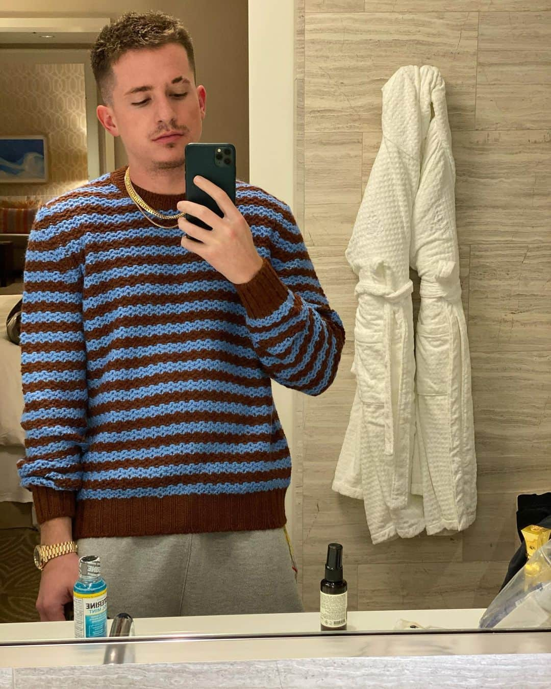 チャーリー・プースさんのインスタグラム写真 - (チャーリー・プースInstagram)「Good morning from me and my itchy sweater!!! 🌞」11月12日 0時44分 - charlieputh