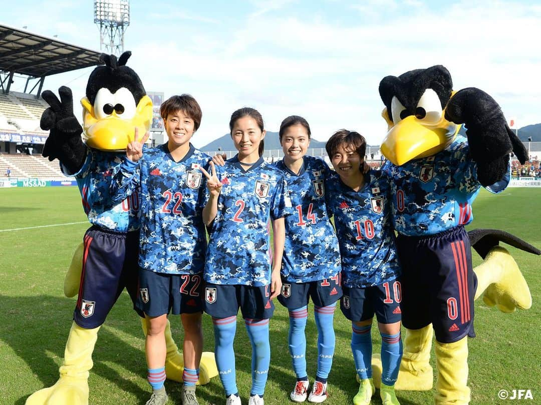 日本サッカー協会さんのインスタグラム写真 - (日本サッカー協会Instagram)「📸Match photos｜チーム#ベレーザ！とカラッペ、カララで🐥👭👭🐥 ・ #nadeshiko #なでしこジャパン #女子サッカー --------------------- MS&ADカップ2019 なでしこジャパン🇯🇵2-0🇿🇦南アフリカ女子代表 ⚽️20分 #熊谷紗希 ⚽️41分 #菅澤優衣香 ・ 📅2019/11/10(日) 12:45KO 📍北九州スタジアム ・ 💁‍♀️マッチレポートはJFA.jpへ！」11月12日 0時59分 - japanfootballassociation