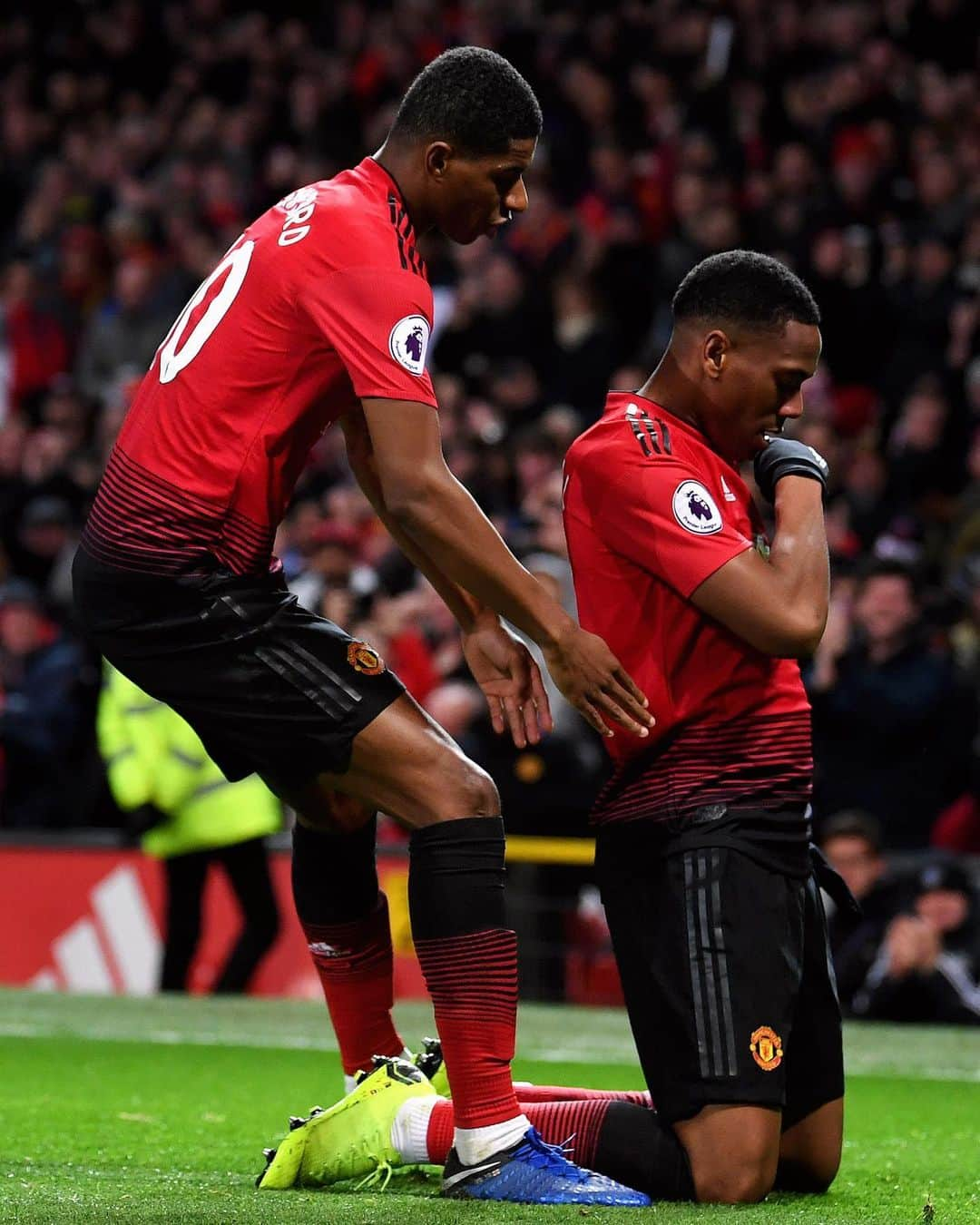 マンチェスター・ユナイテッドさんのインスタグラム写真 - (マンチェスター・ユナイテッドInstagram)「These two 😍 Swipe for more #Rashford x #Martial celebration pics! #MUFC」11月12日 1時00分 - manchesterunited