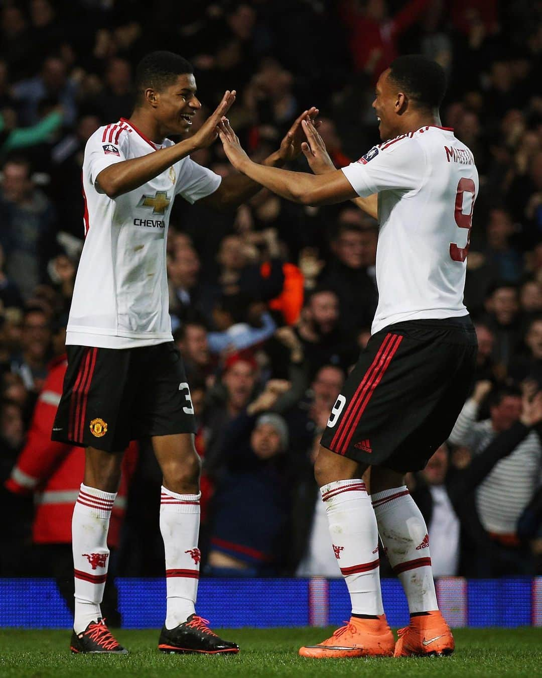 マンチェスター・ユナイテッドさんのインスタグラム写真 - (マンチェスター・ユナイテッドInstagram)「These two 😍 Swipe for more #Rashford x #Martial celebration pics! #MUFC」11月12日 1時00分 - manchesterunited