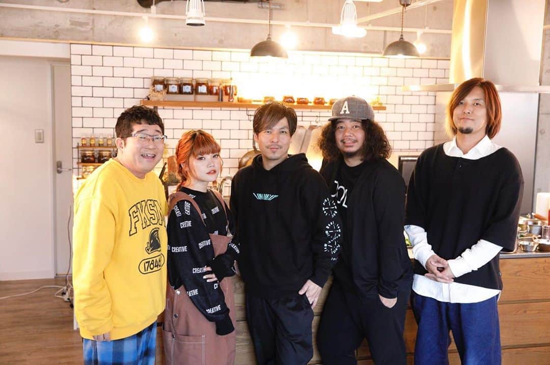 のインスタグラム：「スパイストラベラー 二回目撮影のゲストはサンボマスター！ 3人のおしゃべりが止まらず、終始笑いにあふれた収録でした！ 相変わらずチッチの可愛さも爆発してました！ 放送は #3 12/21(土)21:00〜21:30  #4 1/25(土)21:00〜21:30 です！ 宜しくお願いします！ #スパイストラベラー #カレー #チッチ」
