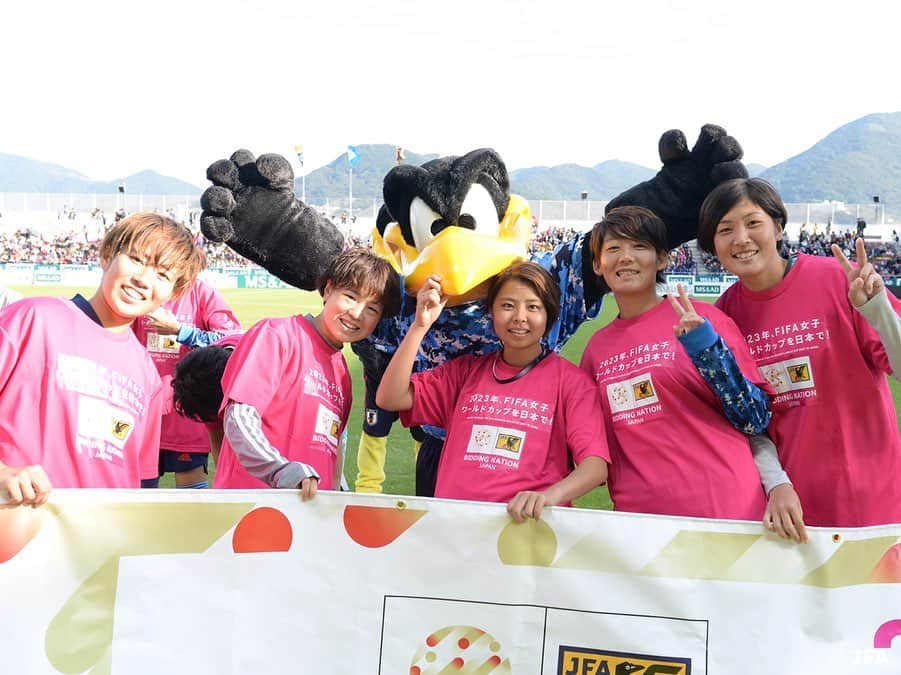 日本サッカー協会さんのインスタグラム写真 - (日本サッカー協会Instagram)「📸試合後には、「FIFA女子ワールドカップ2023日本招致」をPR！ ・ #nadeshiko #なでしこジャパン #女子サッカー #TimetoFly2023 --------------------- MS&ADカップ2019 なでしこジャパン🇯🇵2-0🇿🇦南アフリカ女子代表 ⚽️20分 #熊谷紗希 ⚽️41分 #菅澤優衣香 ・ 📅2019/11/10(日) 12:45KO 📍北九州スタジアム ・ 💁‍♀️マッチレポートはJFA.jpへ！」11月12日 1時06分 - japanfootballassociation