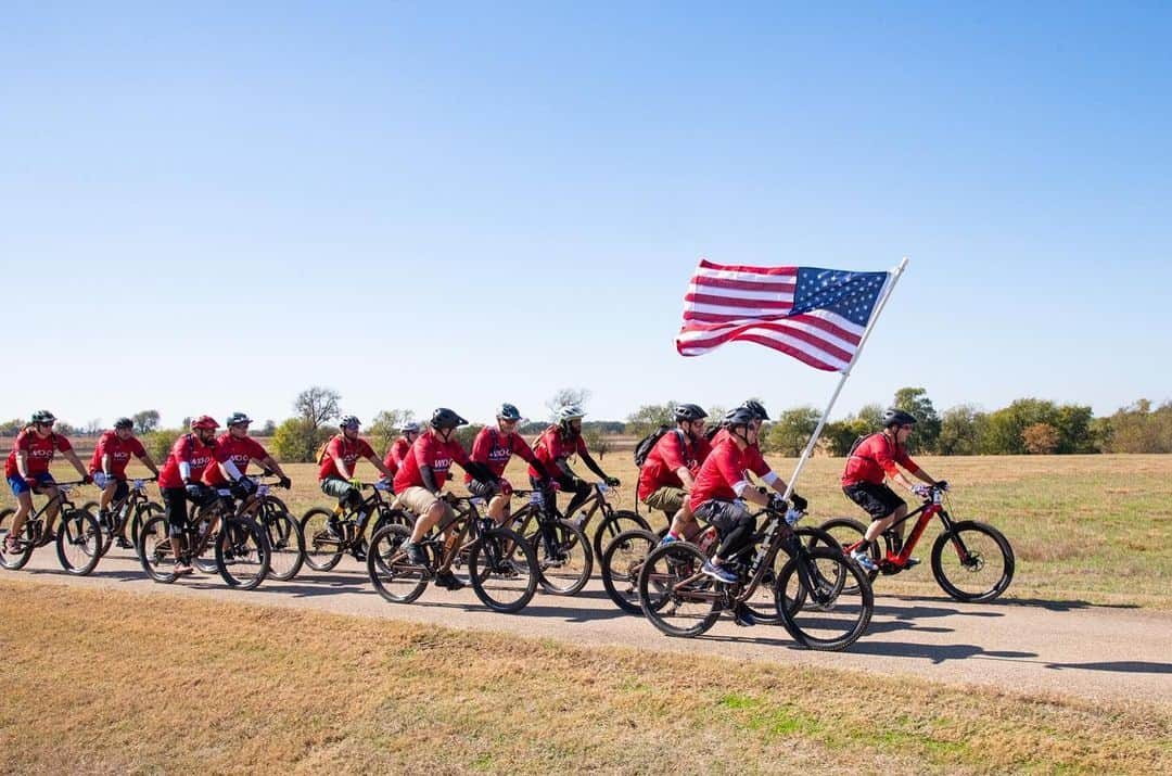 ジョージ・H・W・ブッシュさんのインスタグラム写真 - (ジョージ・H・W・ブッシュInstagram)「Grateful to have spent Veterans Day weekend hitting the trails with vets for the @thebushcenter’s W100K. Thanks to all of our servicemen and women and their families. #W100K」11月12日 1時10分 - georgewbush