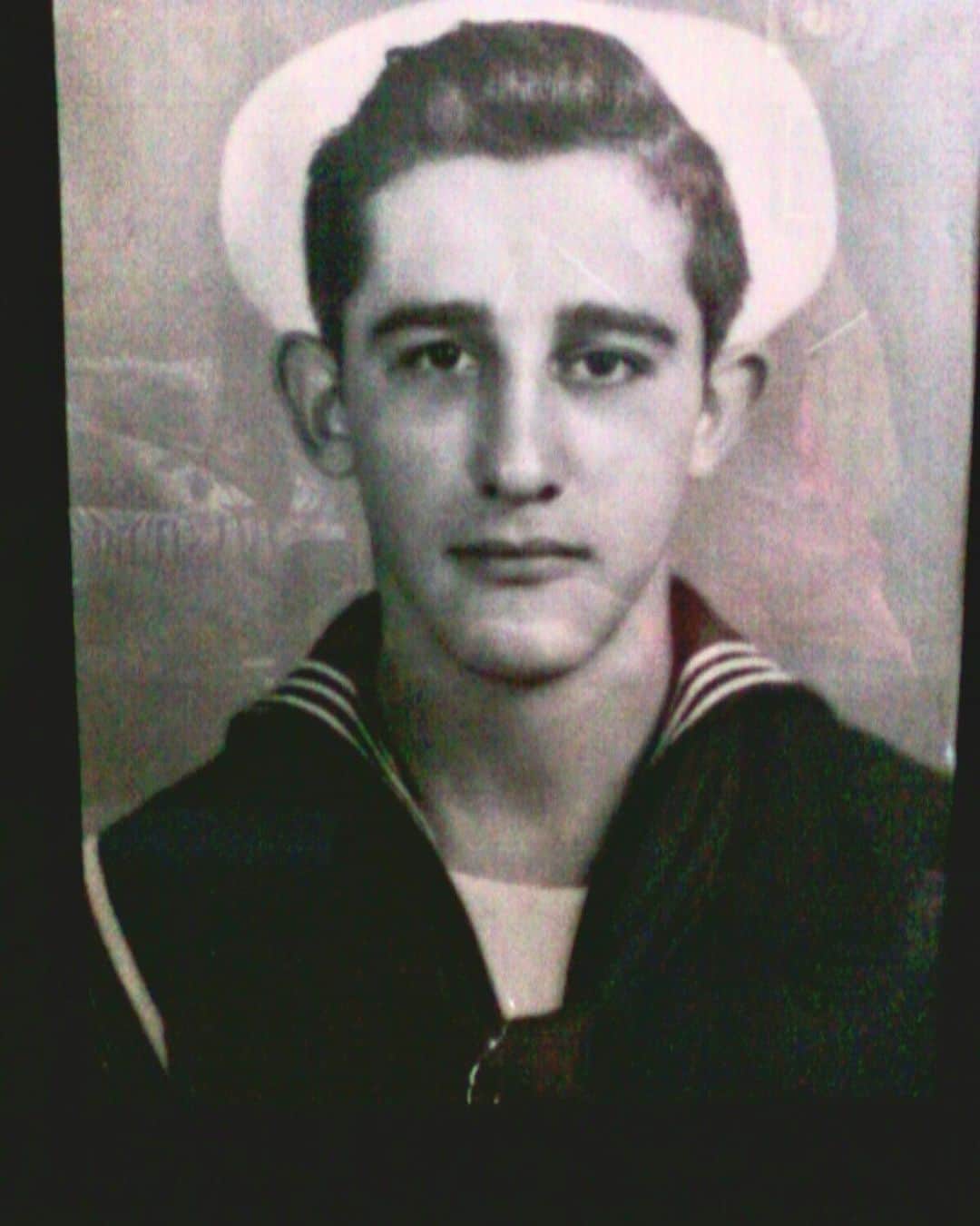 Rozinaのインスタグラム：「Happy Veterans Day to all the Vets out there🇺🇸thank you. This is a picture of my grandpa before WWII, he was a navy man😌. Thank you to all my cousins for their service in the Air Force, Marine Corps, and Navy♥️ #veteransday」
