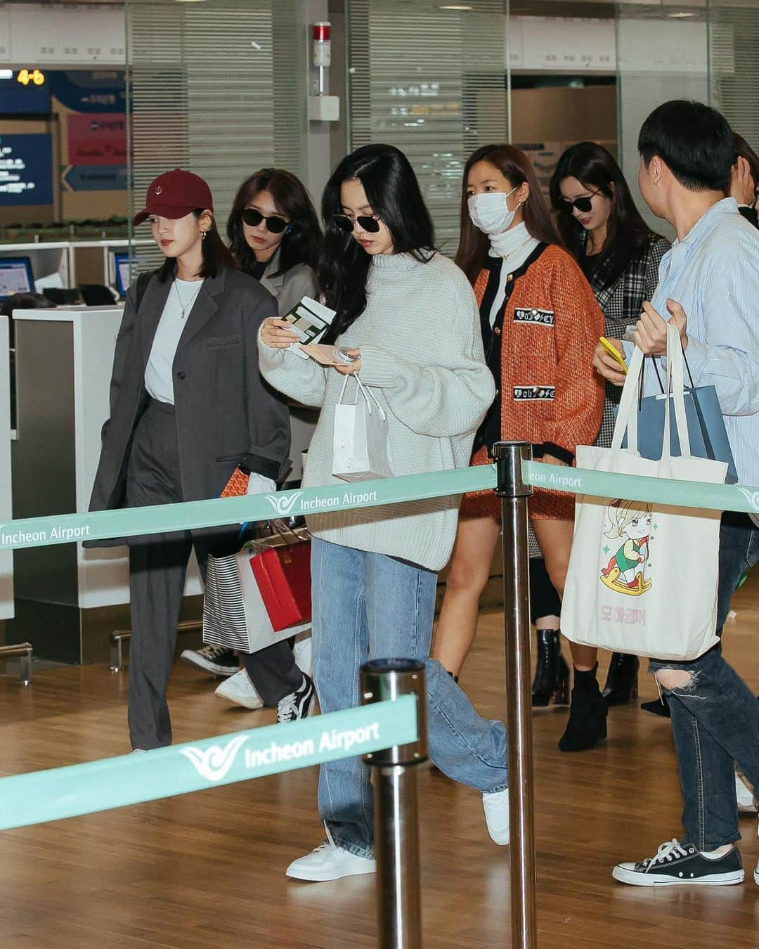 가로수길 , Seoulさんのインスタグラム写真 - (가로수길 , SeoulInstagram)「Airport Fashion Style with @official.apink2011 🔥🔥 에이핑크 다함께 ~~팬분들 너무 많아서 깔려죽을뻔 😭😭」11月12日 12時06分 - jaylim1