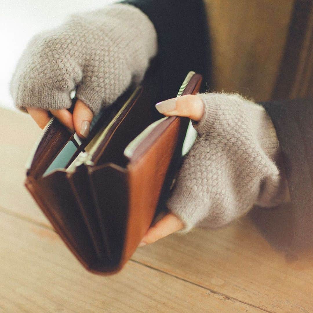 北欧、暮らしの道具店さんのインスタグラム写真 - (北欧、暮らしの道具店Instagram)「【 冷え込むこれからの季節に。 心強い手袋を3選まとめました⛄️】 . 冬のお出かけのおとも、あたたかい手袋。  気になる冷えも、 手先をしっかりあたためれば お出かけ中もポカポカに過ごせそうです◎  今回は、当店で販売中の手袋について その特徴をまとめてみました！  どれもあたたかさはもちろん◎ 用途に合わせてお出かけ時に お役立てくださいね。 . - - - - - - - - - - - - - - - - - - - - - - - - ❶ GLENGORDONの「アームウォーマー」 - - - - - - - - - - - - - - - - - - - - - - - -  スコットランドの老舗 ファクトリーブランドから届いた、 こちらのアームウォーマーは、 冬場も、ストレスなく手先を 使いたい方にぴったり！  フィンガーレスタイプなので、 スマホの操作はもちろん、 お会計時の小銭の出し入れなど、 付けたまま行えます。  指先部分にゴムが入っているので、 指を抜いて手のひらを出すことも できる優れもの。 ちょっと手を洗いたい時など、 外す手間がかからないんです◎  サイズは、肘の手前まですっぽりと 覆ってくれる長さ。 コートの袖とインナーの隙間を 埋めてくれるので、保温効果もばつぐんですよ。 . - - - - - - - - - - - - - - - - - - - - - - - - ❷ 当店オリジナル 冬の手もとが好きになる「ケーブル編みの手袋」 - - - - - - - - - - - - - - - - - - - - - - - -  ウール特有のチクチク感が苦手！ という方におすすめしたいのが、 こちらの当店オリジナル手袋。  肌当たりの良い「ベビーアルパカ」が 混ざった糸を使用しているので、 ずっと撫でていたいくらい、本当に なめらかな感触でごわつかないんです。  ベーシックな色味なので、 どんなコーデにも合わせやすいですよ。  さらに自宅で手洗いもOK！ 洗うごとに、毛糸の風合いが ふわふわと柔らかくなっていきます。 . - - - - - - - - - - - - - - - - - - - - - - - - ❸ EVOLGの「ショート/ロング手袋」 - - - - - - - - - - - - - - - - - - - - - - - -  スマホやカメラを操作するとき、 手袋を外すのが億劫です！ という方におすすめしたいのは、 こちらのEVOLGの手袋。  特殊繊維をウールなどとまぜこむことで、 液晶タッチパネルを 操作できるようになっているんです。  デザインは、シンプルなものから、 コーデのポイントになるような 柄物までご用意しています。  男女ともに身につけられるので 家族でシェアして使うのも 良いかもしれません◎ . - - - - - - - - - - - - - - - - - - - - - - - - 冷え込むこれからの季節に心強い、あったか手袋を迎えて、冬のお出かけをお楽しみくださいね〜◎ . ▶ こちらのアイテムを詳しく知りたい方は「写真内のタグをタップ！」してみてください♪ . ▶︎ プロフィールのリンクからも、お値段・サイズなど詳しい情報をご覧いただけますよ。→@hokuoh_kurashi ・ 🎁「クラシ手帳2020」プレゼントキャンペーン実施中！お買いものいただいた方に、当店オリジナルの手帳を無料でお届けいたします。 . #fashion#coordinate#手袋#アームウォーマー#あったか#あったかグッズ#冷え#冷えとり#ファッション#お買い物#シンプル#シンプルライフ#シンプルデザイン#お買い物#暮らしを楽しむ#日々の暮らし#北欧#暮らし#北欧暮らしの道具店」11月12日 10時41分 - hokuoh_kurashi