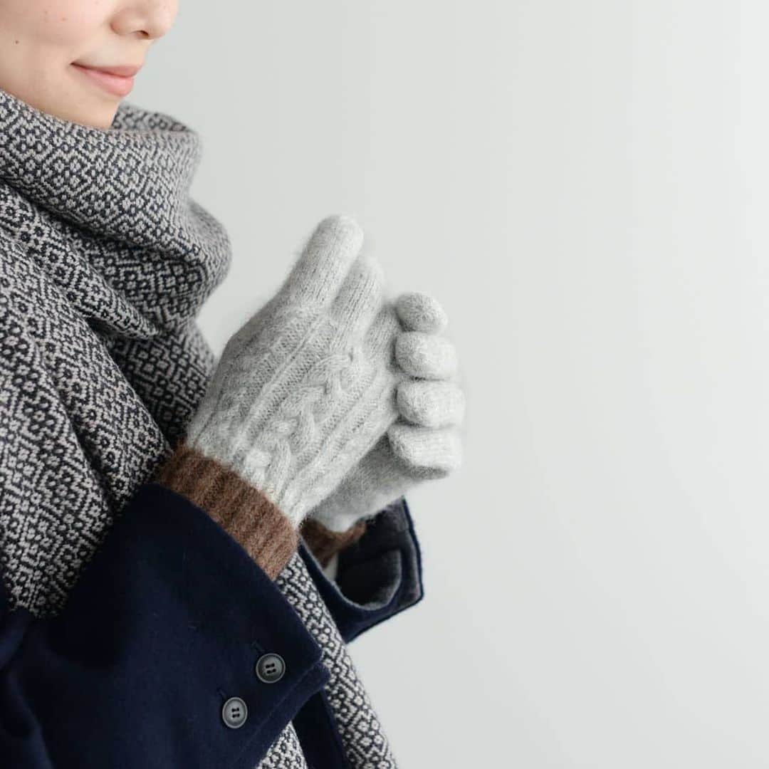 北欧、暮らしの道具店さんのインスタグラム写真 - (北欧、暮らしの道具店Instagram)「【 冷え込むこれからの季節に。 心強い手袋を3選まとめました⛄️】 . 冬のお出かけのおとも、あたたかい手袋。  気になる冷えも、 手先をしっかりあたためれば お出かけ中もポカポカに過ごせそうです◎  今回は、当店で販売中の手袋について その特徴をまとめてみました！  どれもあたたかさはもちろん◎ 用途に合わせてお出かけ時に お役立てくださいね。 . - - - - - - - - - - - - - - - - - - - - - - - - ❶ GLENGORDONの「アームウォーマー」 - - - - - - - - - - - - - - - - - - - - - - - -  スコットランドの老舗 ファクトリーブランドから届いた、 こちらのアームウォーマーは、 冬場も、ストレスなく手先を 使いたい方にぴったり！  フィンガーレスタイプなので、 スマホの操作はもちろん、 お会計時の小銭の出し入れなど、 付けたまま行えます。  指先部分にゴムが入っているので、 指を抜いて手のひらを出すことも できる優れもの。 ちょっと手を洗いたい時など、 外す手間がかからないんです◎  サイズは、肘の手前まですっぽりと 覆ってくれる長さ。 コートの袖とインナーの隙間を 埋めてくれるので、保温効果もばつぐんですよ。 . - - - - - - - - - - - - - - - - - - - - - - - - ❷ 当店オリジナル 冬の手もとが好きになる「ケーブル編みの手袋」 - - - - - - - - - - - - - - - - - - - - - - - -  ウール特有のチクチク感が苦手！ という方におすすめしたいのが、 こちらの当店オリジナル手袋。  肌当たりの良い「ベビーアルパカ」が 混ざった糸を使用しているので、 ずっと撫でていたいくらい、本当に なめらかな感触でごわつかないんです。  ベーシックな色味なので、 どんなコーデにも合わせやすいですよ。  さらに自宅で手洗いもOK！ 洗うごとに、毛糸の風合いが ふわふわと柔らかくなっていきます。 . - - - - - - - - - - - - - - - - - - - - - - - - ❸ EVOLGの「ショート/ロング手袋」 - - - - - - - - - - - - - - - - - - - - - - - -  スマホやカメラを操作するとき、 手袋を外すのが億劫です！ という方におすすめしたいのは、 こちらのEVOLGの手袋。  特殊繊維をウールなどとまぜこむことで、 液晶タッチパネルを 操作できるようになっているんです。  デザインは、シンプルなものから、 コーデのポイントになるような 柄物までご用意しています。  男女ともに身につけられるので 家族でシェアして使うのも 良いかもしれません◎ . - - - - - - - - - - - - - - - - - - - - - - - - 冷え込むこれからの季節に心強い、あったか手袋を迎えて、冬のお出かけをお楽しみくださいね〜◎ . ▶ こちらのアイテムを詳しく知りたい方は「写真内のタグをタップ！」してみてください♪ . ▶︎ プロフィールのリンクからも、お値段・サイズなど詳しい情報をご覧いただけますよ。→@hokuoh_kurashi ・ 🎁「クラシ手帳2020」プレゼントキャンペーン実施中！お買いものいただいた方に、当店オリジナルの手帳を無料でお届けいたします。 . #fashion#coordinate#手袋#アームウォーマー#あったか#あったかグッズ#冷え#冷えとり#ファッション#お買い物#シンプル#シンプルライフ#シンプルデザイン#お買い物#暮らしを楽しむ#日々の暮らし#北欧#暮らし#北欧暮らしの道具店」11月12日 10時41分 - hokuoh_kurashi