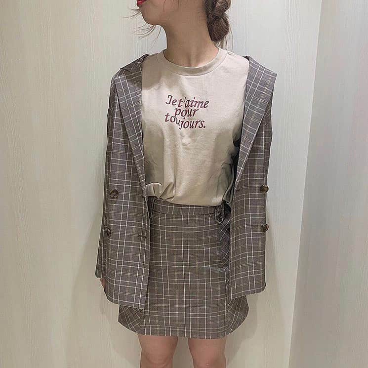 fasme.mediaさんのインスタグラム写真 - (fasme.mediaInstagram)「《チェック柄》 . ファッションに取り入れるだけで、ぐんと秋っぽさが出るチェック柄は、今年も外せない。 タータンチェックやグレンチェックなど、バリエーションも多いチェック柄は、合わせ方や取り入れ方で個性を出せるし、お洒落度もアップする、秋ファッションのマスト柄です♡ . ✳︎お気に入りの写真をfasmeをタグ付けして投稿してね♡ fasmeのinstagramやwebサイトであなたの画像が紹介されるかも...♡ . ✳︎....thank you♡photo @heather___ayano @mei_nstagram @heather_natsuki @_he929_ayami . #fashionitem#かわいい#置き画くら部#置き画#ファッションアイテム#インスタ映え#お洒落好きさんと繋がりたい#トレンドアイテム#ootd#ファッション#패션#코디#fasme#fashion#チェック#チェック柄#トレンド柄#秋服#秋ファッション#タイトスカート#バッグ#ワンピース#スカート#トップス#ファッション小物」11月12日 10時42分 - fasme.media