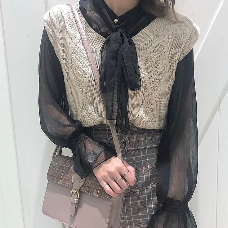 fasme.mediaさんのインスタグラム写真 - (fasme.mediaInstagram)「《チェック柄》 . ファッションに取り入れるだけで、ぐんと秋っぽさが出るチェック柄は、今年も外せない。 タータンチェックやグレンチェックなど、バリエーションも多いチェック柄は、合わせ方や取り入れ方で個性を出せるし、お洒落度もアップする、秋ファッションのマスト柄です♡ . ✳︎お気に入りの写真をfasmeをタグ付けして投稿してね♡ fasmeのinstagramやwebサイトであなたの画像が紹介されるかも...♡ . ✳︎....thank you♡photo @heather___ayano @mei_nstagram @heather_natsuki @_he929_ayami . #fashionitem#かわいい#置き画くら部#置き画#ファッションアイテム#インスタ映え#お洒落好きさんと繋がりたい#トレンドアイテム#ootd#ファッション#패션#코디#fasme#fashion#チェック#チェック柄#トレンド柄#秋服#秋ファッション#タイトスカート#バッグ#ワンピース#スカート#トップス#ファッション小物」11月12日 10時42分 - fasme.media