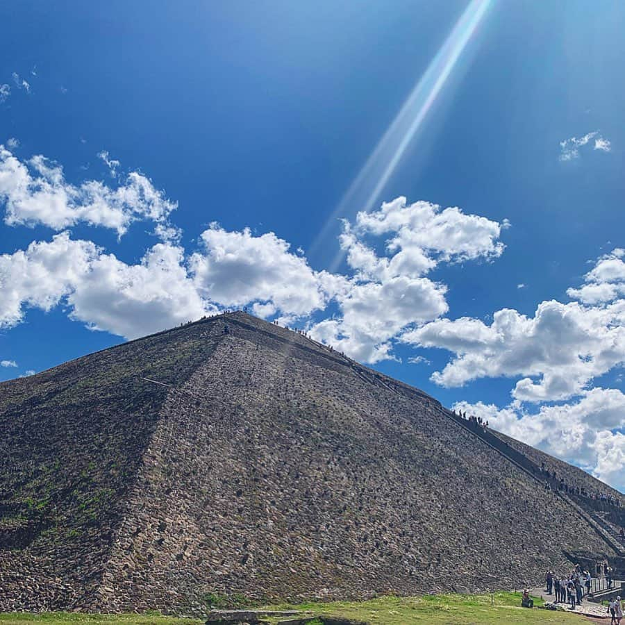 渡辺楓のインスタグラム：「テオティワカン🇲🇽 空の綺麗さに涙が出そうなくらい感動した🥺☀️ パワーたくさんもらってきた🙌  #Mexico #mexicocity #Teotihuacán #pyramid #bluesky #gracias #🇲🇽 #STARMARIE #メキシコ #メヒコ #メキシコシティ #テオティワカン #ピラミッド #そら  #スタマリ」