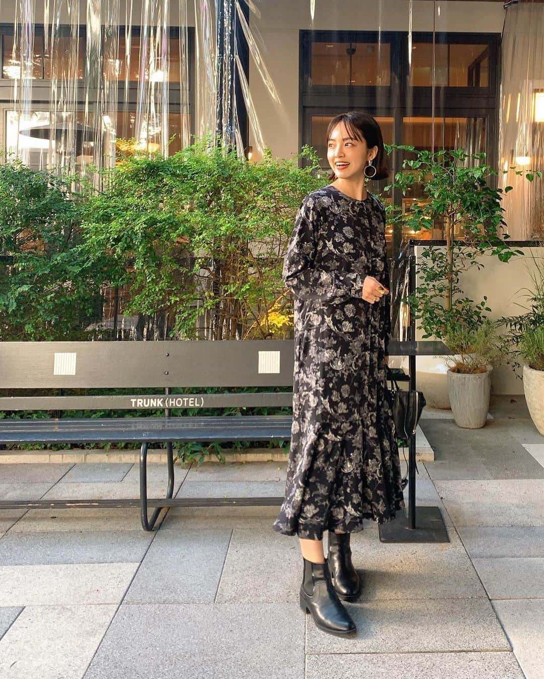 春名亜美さんのインスタグラム写真 - (春名亜美Instagram)「TRUNKでのPOP UP SHOPでも大大大人気だったフラワーワンピース♥︎ 前を開けば羽織りにもなるし、上からニットを重ねても可愛いし、ニットカーデを羽織っても可愛いし… coordinateが沢山楽しんでいただけます😊 裾のフレアなデザインも拘りのポイント♥︎ @fromfirstmusee ・ ・ ・ #fromfirstmusee #Musee #フロムファーストミュゼ#coordinate #ootd #outfit #fashion #mamafashion #ママコーデ #ママコーディネート」11月12日 10時54分 - amiharunaami