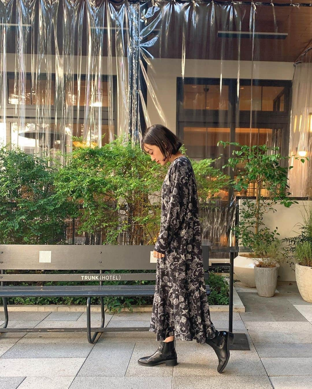 春名亜美さんのインスタグラム写真 - (春名亜美Instagram)「TRUNKでのPOP UP SHOPでも大大大人気だったフラワーワンピース♥︎ 前を開けば羽織りにもなるし、上からニットを重ねても可愛いし、ニットカーデを羽織っても可愛いし… coordinateが沢山楽しんでいただけます😊 裾のフレアなデザインも拘りのポイント♥︎ @fromfirstmusee ・ ・ ・ #fromfirstmusee #Musee #フロムファーストミュゼ#coordinate #ootd #outfit #fashion #mamafashion #ママコーデ #ママコーディネート」11月12日 10時54分 - amiharunaami