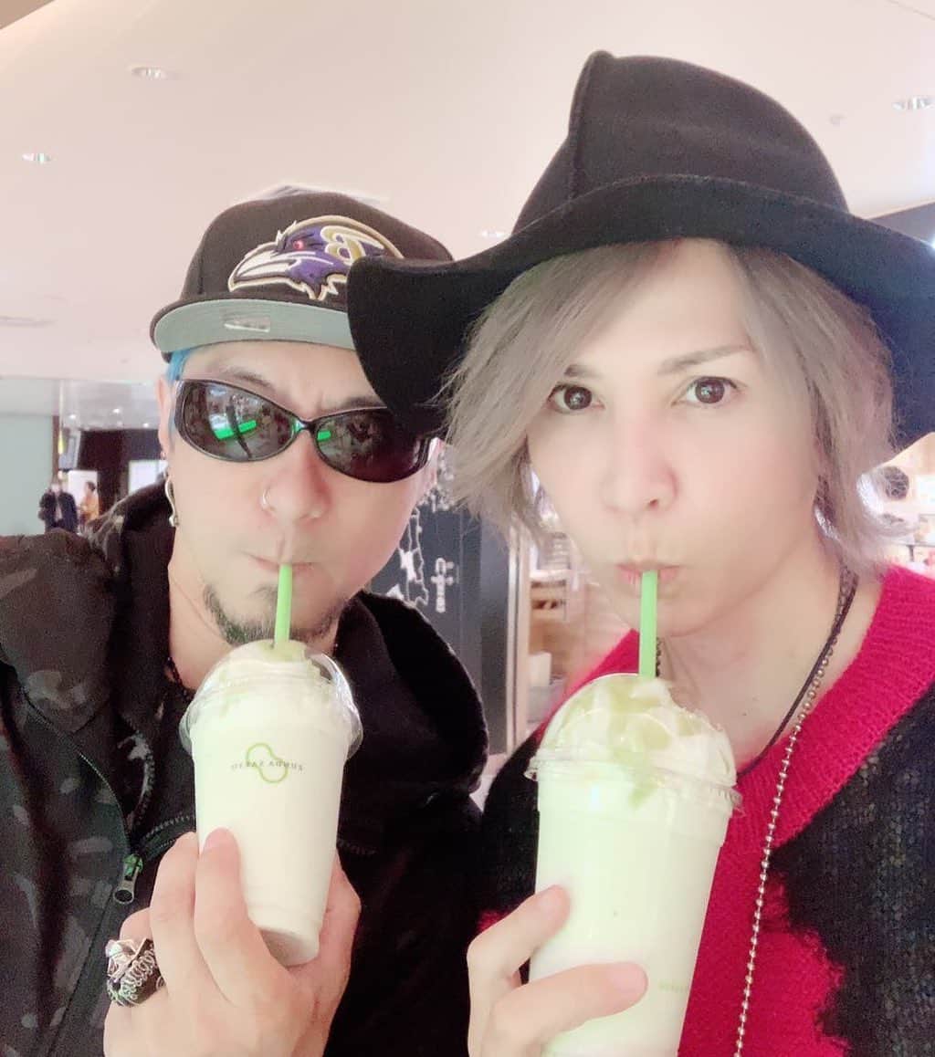 Ju-kenのインスタグラム：「今週のダテちゃん、、、 仙台駅で赤い彗星と緑のズンダシェイク🥤  #戦国時代　#tour #仙台初日　@y_u_k_i_rock #別の名をなおえたん」