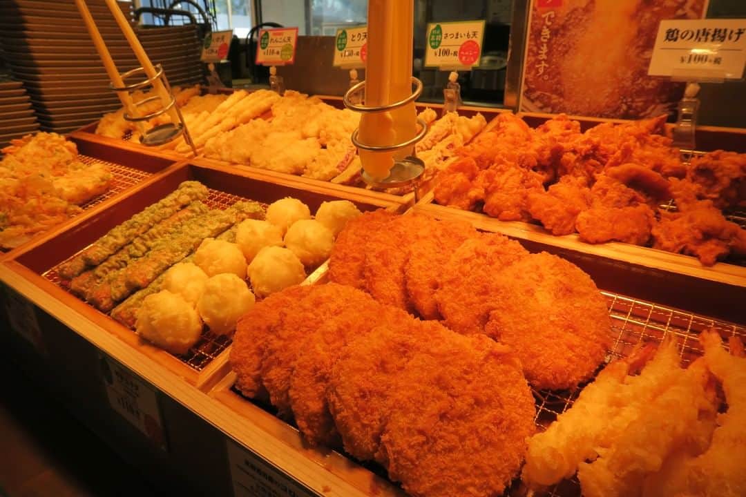 はなまるうどんのインスタグラム：「\ ⭐サクサクっの「 #ヘルシー天ぷら 」はいかがですか？⭐ /  うどんに、天ぷらをとるか、とらないか悩みどころですよね🤔👏🏻 でも、はなまるの天ぷらは、油分40％カットなのです😉♪ ヘルシー天ぷら、是非ご賞味ください👏🏻👏🏻👏🏻✨」