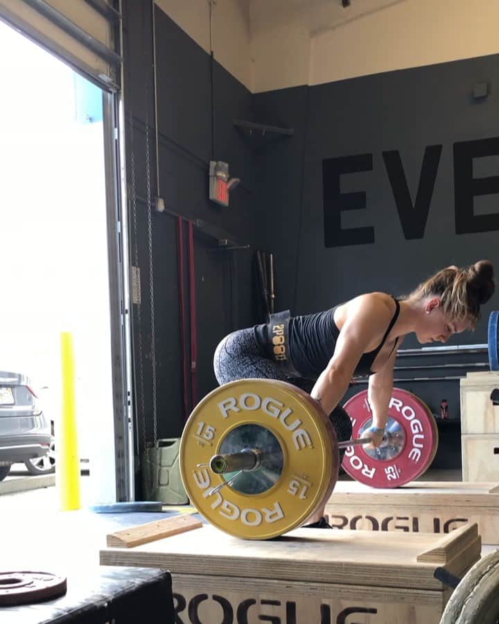 マッティ・ロジャーズのインスタグラム：「I’m learning that I don’t have to feel great to still have a successful training day. I didn’t feel especially good in either session today, but still was able to get through all the work without (completely) dying. There are times to listen to your body when it doesn’t necessarily agree with you, and there are times to push. And we’re pushin. (Left me eating it at the end of the third video for your enjoyment)  @roguefitness @2poodperformance @rehband @romwod @ mynewpantsthatmademeliftgood」