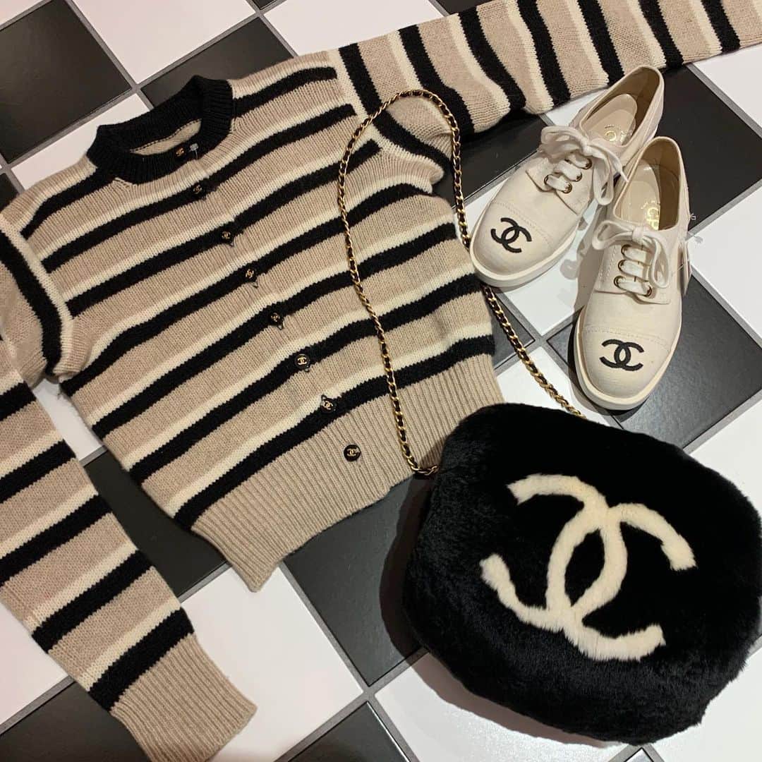 Vintage Brand Boutique AMOREさんのインスタグラム写真 - (Vintage Brand Boutique AMOREInstagram)「おはようございます☀ AMORE wardrobe オープン致しました！本日の営業時間は11:00~20:00となっております！ 表参道、青山へお出かけの際は、是非AMORE vintageにお越しくださいませ🧸 AMORE wardrobe is open 11:00~20:00!! Come visit us for the finest vintage Chanel ready to wear collections! :) お問い合わせ /  for more info → ✉️info@amorevintagetokyo.com  #ヴィンテージ #シャネル #ヴィンテージシャネル #ココ #ココマーク #ヴィンテージブランドブティック #アモーレ #アモーレトーキョー #アモーレワードローブ #表参道 #青山 #東京 #vintagebrandboutique #AMORE #amoretokyo #Tokyo #Omotesando #amorewardrobe」11月12日 11時06分 - amore_tokyo