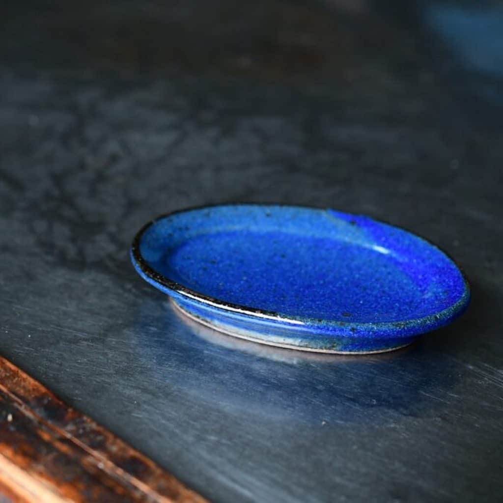 手紙社さんのインスタグラム写真 - (手紙社Instagram)「【「第16回東京蚤の市」豆皿市カタログ④:美しく光るうつわたち】 陶器の器には“釉薬”という独特な技法があります。絵の具のように描いたり、ちゃぽんと浸けて色を纏わせたり、土でできたうつわをたちまち華やかなものにさせます。ガラスのような美しい光沢を持つ豆皿を使えば、料理もさらに美味しく感じられるはず。  阿部慎太朗／京千／圭秀窯／豊田雅代／寺村光輔／水谷和音 . ▶︎前売券発売中！　そのほか詳細はプロフィールのリンクより「 @tokyonominoichi 」へ . ▶︎イベントサポーター募集中！　詳しくはストーリーへ . #tokyonominoichi#東京蚤の市#手紙社#手紙舎#tegamisha#vintage#antique#東京北欧市#東京豆皿市#東京アジアンタウン#東京占い横丁#みどりと体験の広場#豆皿#豆花器#mamezara#立川#昭和記念公園#東京蚤の市まであと3日」11月12日 11時10分 - tegamisha