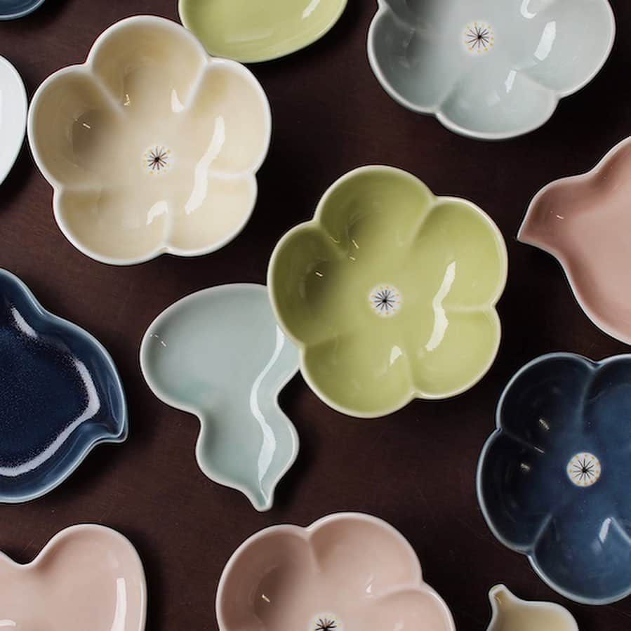 手紙社さんのインスタグラム写真 - (手紙社Instagram)「【「第16回東京蚤の市」豆皿市カタログ④:美しく光るうつわたち】 陶器の器には“釉薬”という独特な技法があります。絵の具のように描いたり、ちゃぽんと浸けて色を纏わせたり、土でできたうつわをたちまち華やかなものにさせます。ガラスのような美しい光沢を持つ豆皿を使えば、料理もさらに美味しく感じられるはず。  阿部慎太朗／京千／圭秀窯／豊田雅代／寺村光輔／水谷和音 . ▶︎前売券発売中！　そのほか詳細はプロフィールのリンクより「 @tokyonominoichi 」へ . ▶︎イベントサポーター募集中！　詳しくはストーリーへ . #tokyonominoichi#東京蚤の市#手紙社#手紙舎#tegamisha#vintage#antique#東京北欧市#東京豆皿市#東京アジアンタウン#東京占い横丁#みどりと体験の広場#豆皿#豆花器#mamezara#立川#昭和記念公園#東京蚤の市まであと3日」11月12日 11時10分 - tegamisha