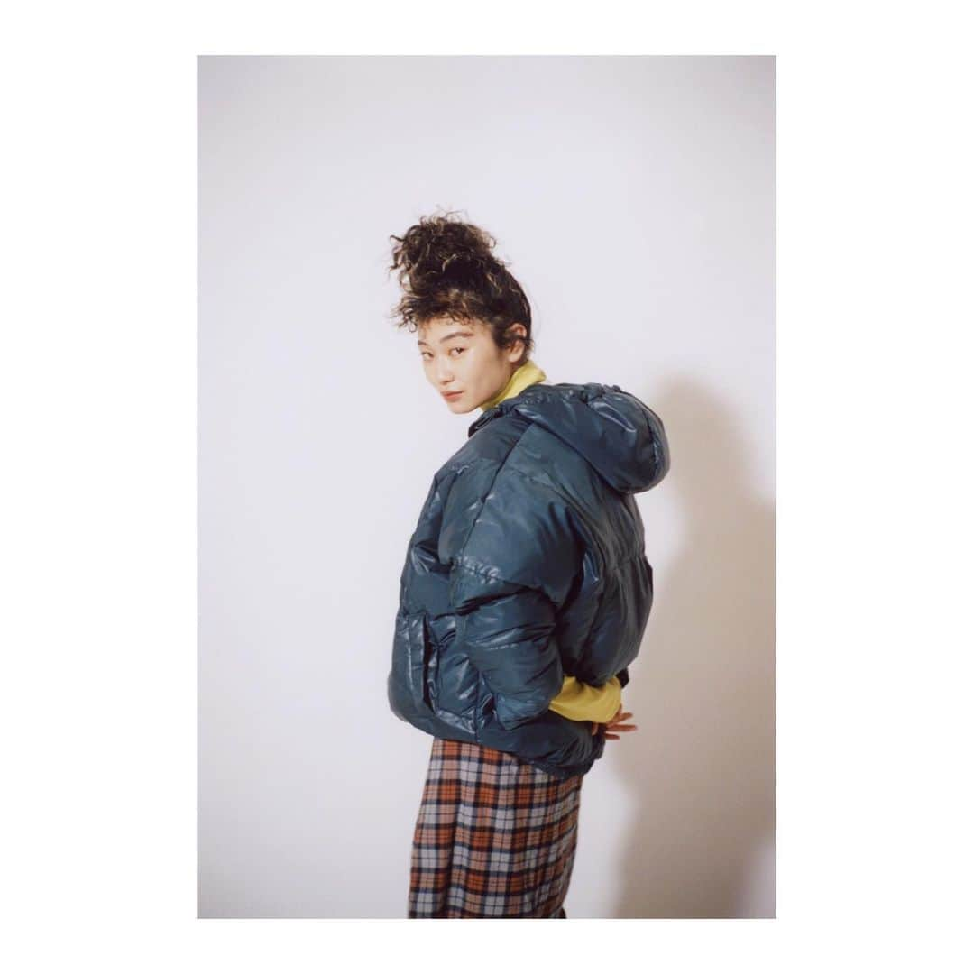 GUさんのインスタグラム写真 - (GUInstagram)「. PLAYFUL OUTERS. シルエットで楽しむ冬アウター。 . いよいよ冬本番。人気のコクーンシルエットからすっきりとしたフォルムのアウターまで勢揃い。ニューシルエットを取り入れて、今年のアウタースタイルはすこしプレップなテイストをミックスするのが気分。 . ———————————— ナカワタコクーンブルゾン　￥3,990+tax タートルネックＴ　￥990+tax フランネルチェックシャツ　￥1,490+tax モックネックスウェットチュニック　￥1,990+tax スキニーパンツ　￥1,490+tax サイドゴアブーツ　￥2,990+tax ———————————— . #ナカワタコクーンブルゾン #TRENDガール #トレンドガール #YOURFREEDOM #GU #ジーユー」11月12日 11時12分 - gu_global