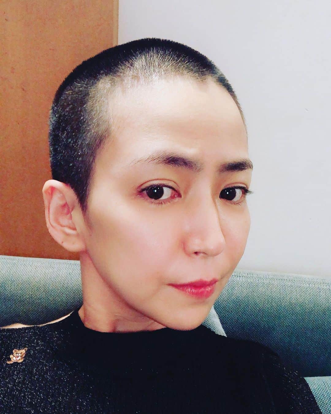 酒井莉加さんのインスタグラム写真 - (酒井莉加Instagram)「坊主にしました。 会っても驚かないでね❤️ 坊主女子。 #坊主　#らくちん　#服装を考えないと #会うとみんなにビビられる　#snowのお陰で盛れてるわ」11月12日 11時14分 - sakairika26