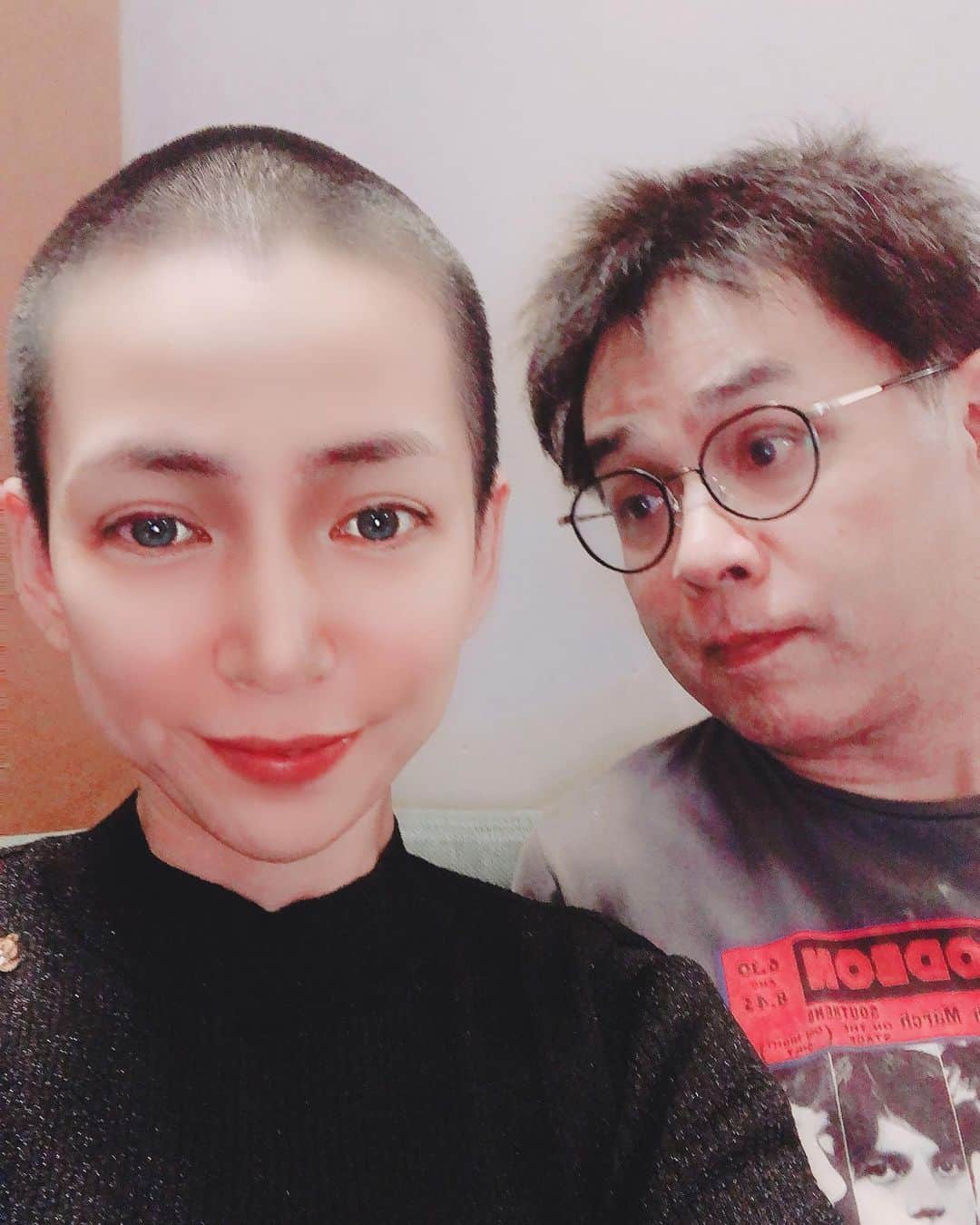 酒井莉加さんのインスタグラム写真 - (酒井莉加Instagram)「坊主にしました。 会っても驚かないでね❤️ 坊主女子。 #坊主　#らくちん　#服装を考えないと #会うとみんなにビビられる　#snowのお陰で盛れてるわ」11月12日 11時14分 - sakairika26