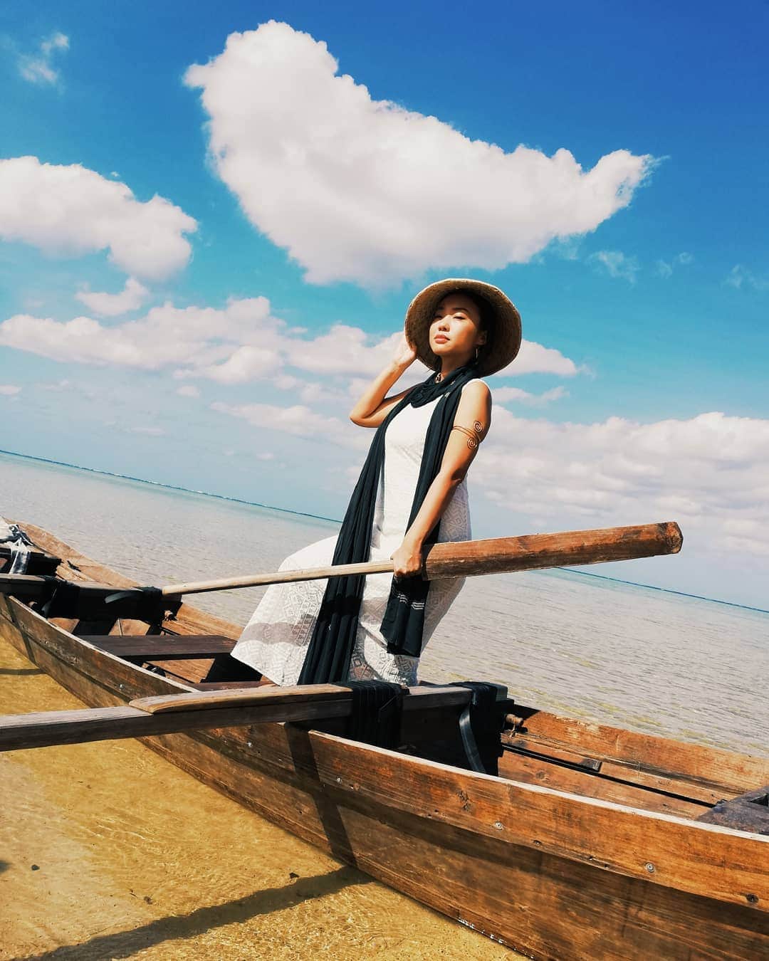 COMA-CHIさんのインスタグラム写真 - (COMA-CHIInstagram)「I found real riches of the land...omg it's Japan, my sweet home. 今宵は年に1度の豊穣の月。 牡牛座のサインでの満月です。 日々スピリチュアルな世界に意識を開き、5次元とか光だとか言ってますが、 この地球という3次元世界に生まれてこれたからこそ五感を通して味わえる様々な豊かさがあります。 それを思う存分受けとっていいんだよ〜と、宇宙が言ってくれている。 そんなタイミングです☆ ・・・ 今回はその月に革命を意味する天王星が重なるので、何か新しい流れも起きるかも！ このタイミングで新しい天皇陛下が新米を食する「大嘗祭」があるというのも、なんともミラクルな宇宙の流れ💖 ・・・ 宇宙のサイクルと共にスムーズに生きるための講座も来年からいよいよスタートさせたいし、 やりたい事があり過ぎて追いつきませ〜ん！(笑) ・・・ 12月からイヤでも選択と集中、シビアな現実的流れが始まりますから、今のうちにたくさん、夢広げておきましょうね😍  #コマチ占い #牡牛座満月 #豊穣の月 #星読み #ホロスコープ #宇宙 #縄文 #サバニ」11月12日 11時14分 - coma_chi